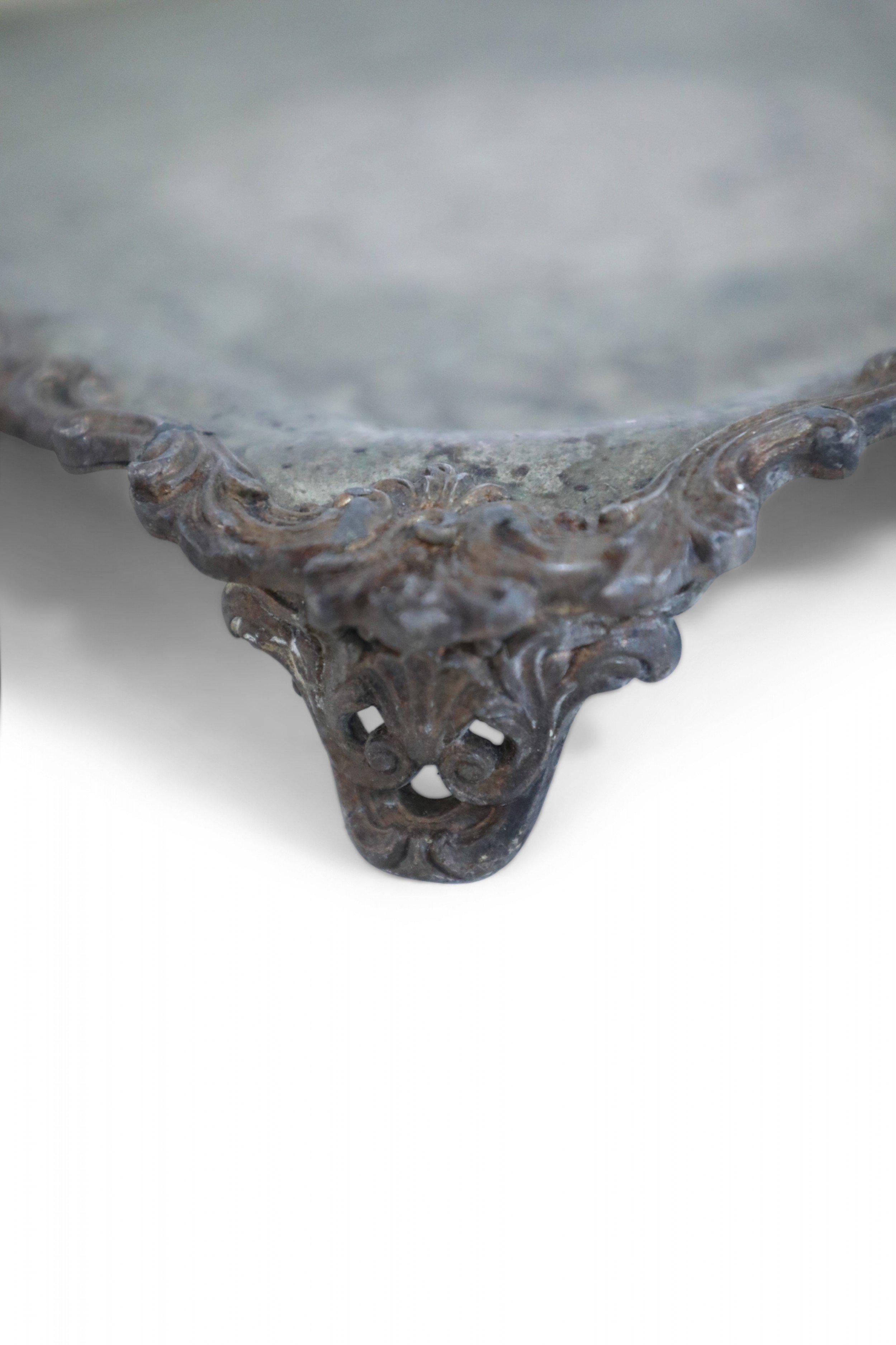 Vassoio da portata inglese vittoriano in argento inciso con patina in vendita 5