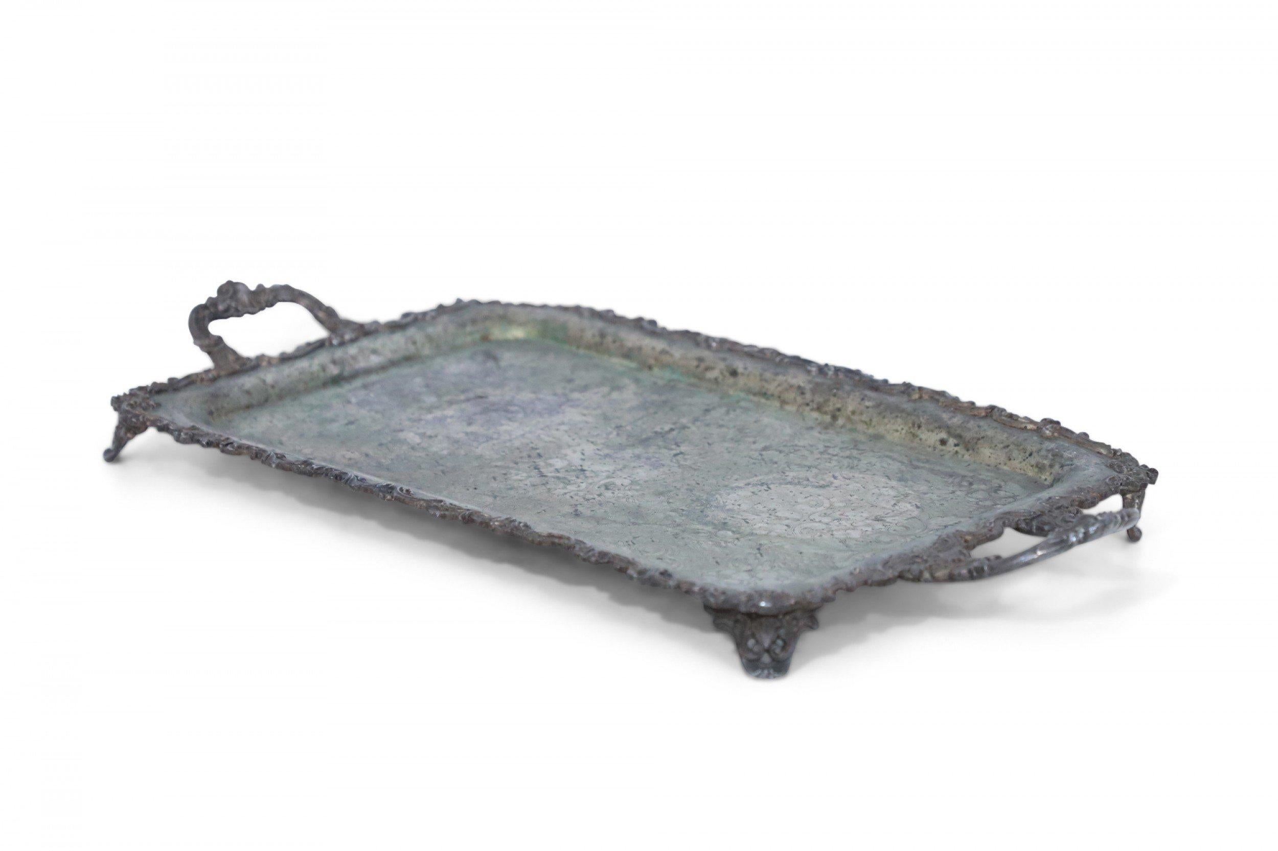 Vassoio da portata rettangolare inglese vittoriano in argento con patina pesante, superficie incisa, manici decorati, bordo e quattro piedi.