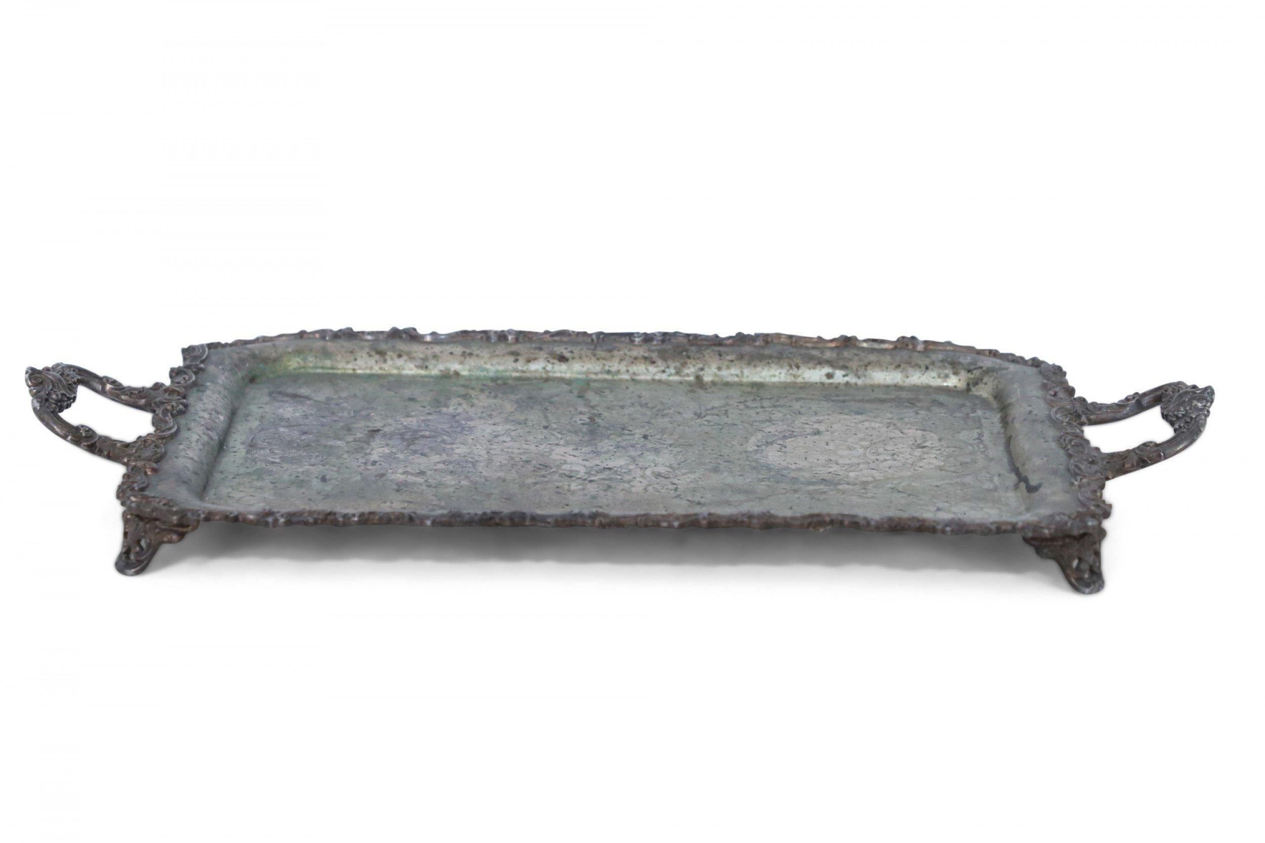 Vittoriano Vassoio da portata inglese vittoriano in argento inciso con patina in vendita