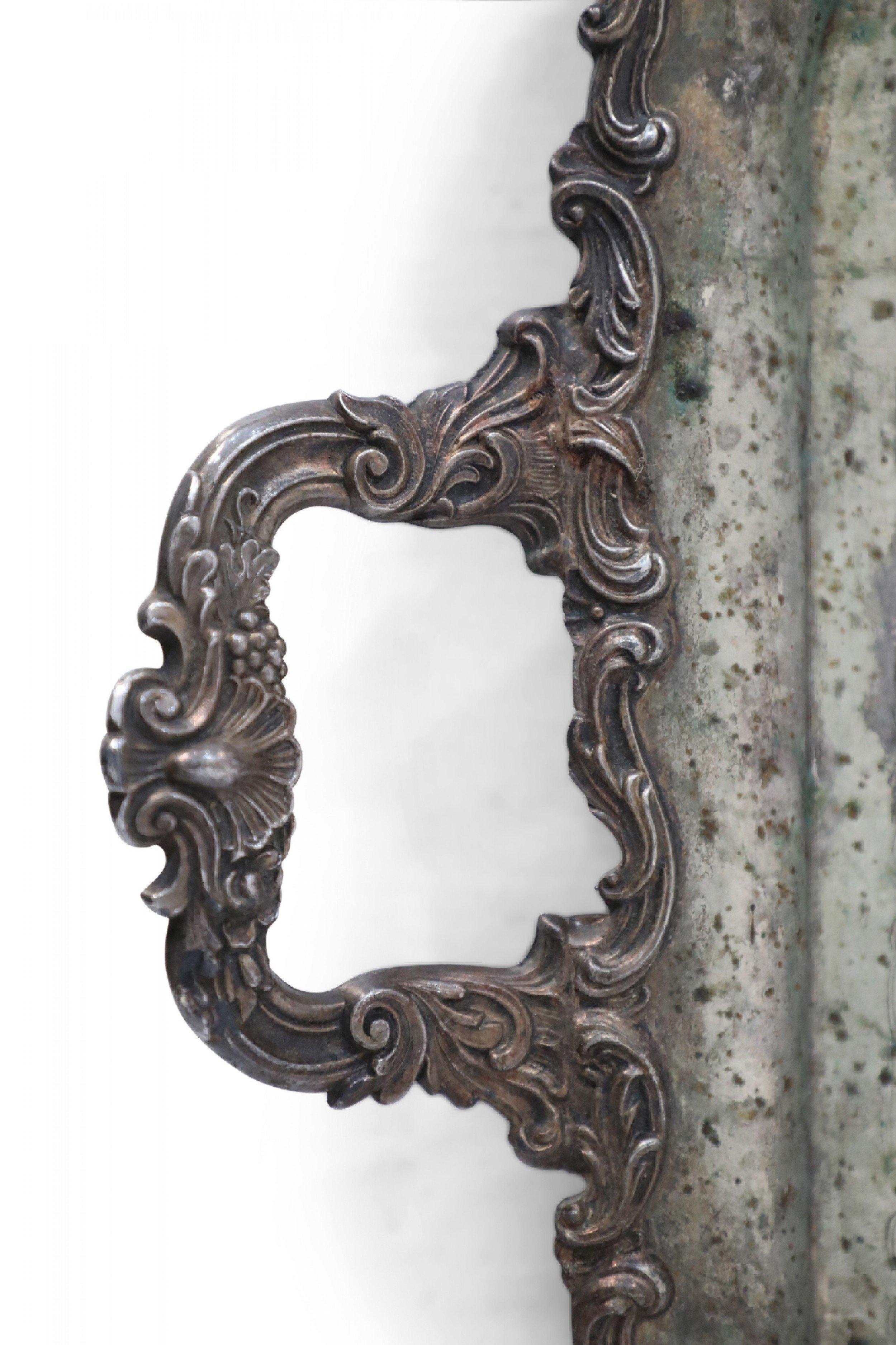 Inciso Vassoio da portata inglese vittoriano in argento inciso con patina in vendita