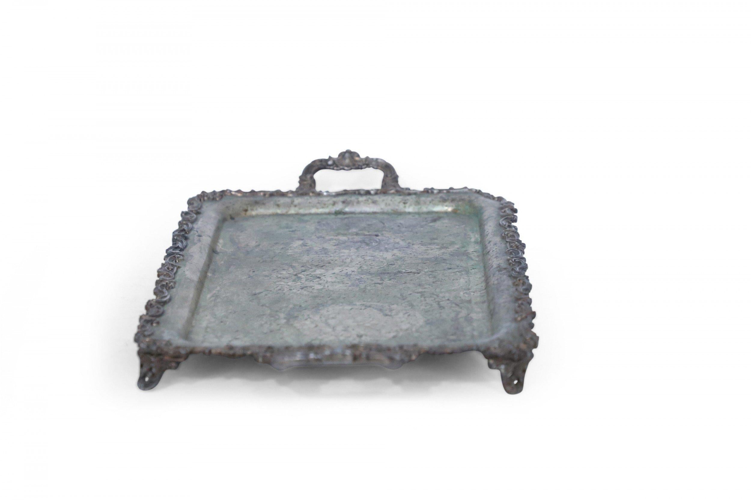 XIX secolo Vassoio da portata inglese vittoriano in argento inciso con patina in vendita