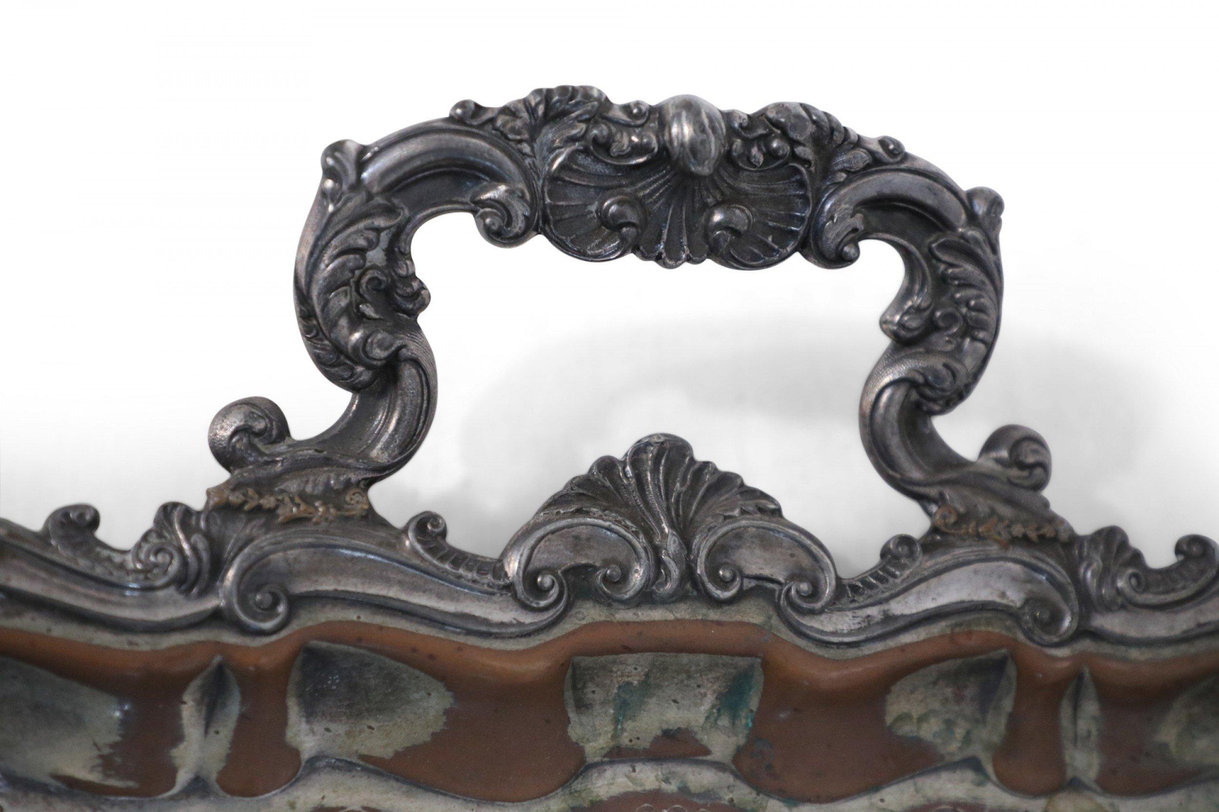 Englisches viktorianisches Serviertablett mit Monogramm und Gravur, versilbert im Angebot 1