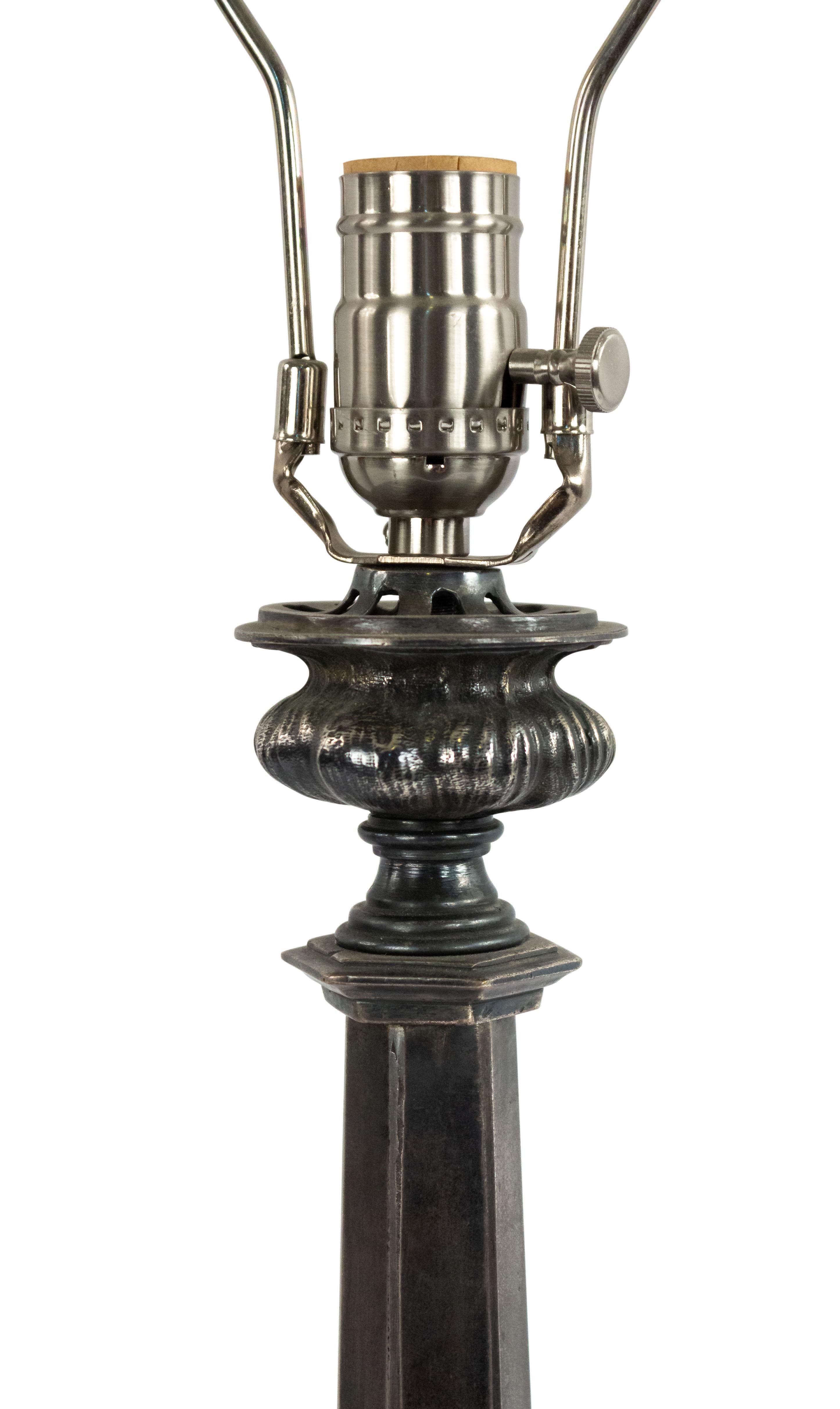 Anglais Lampe de bureau anglaise victorienne en métal argenté en vente