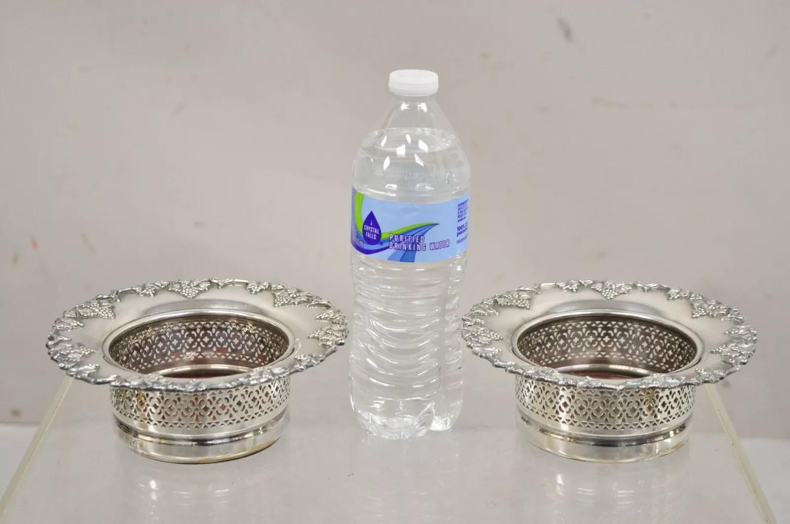 Vintage English Victorian Silver Plated Grapevine Mahagoni Weinflasche Untersetzer - ein Paar. Circa Mitte des 20. Jahrhunderts. Abmessungen: 2,5
