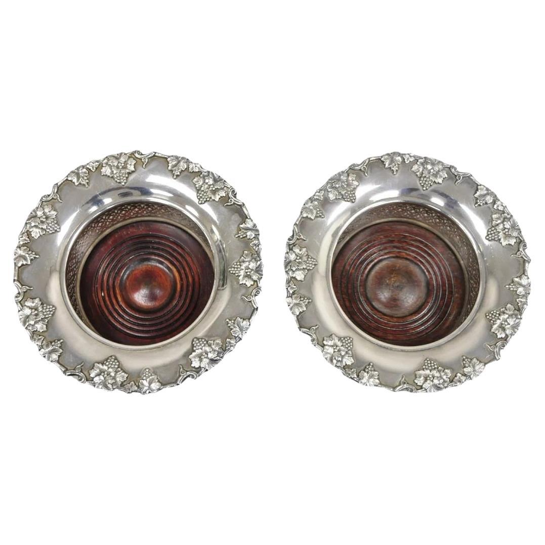 Dos posavasos ingleses victorianos de caoba chapados en plata con forma de uva para botellas de vino