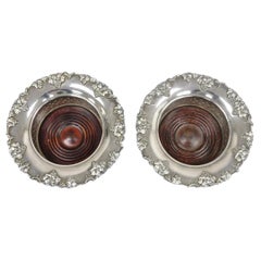 Dos posavasos ingleses victorianos de caoba chapados en plata con forma de uva para botellas de vino