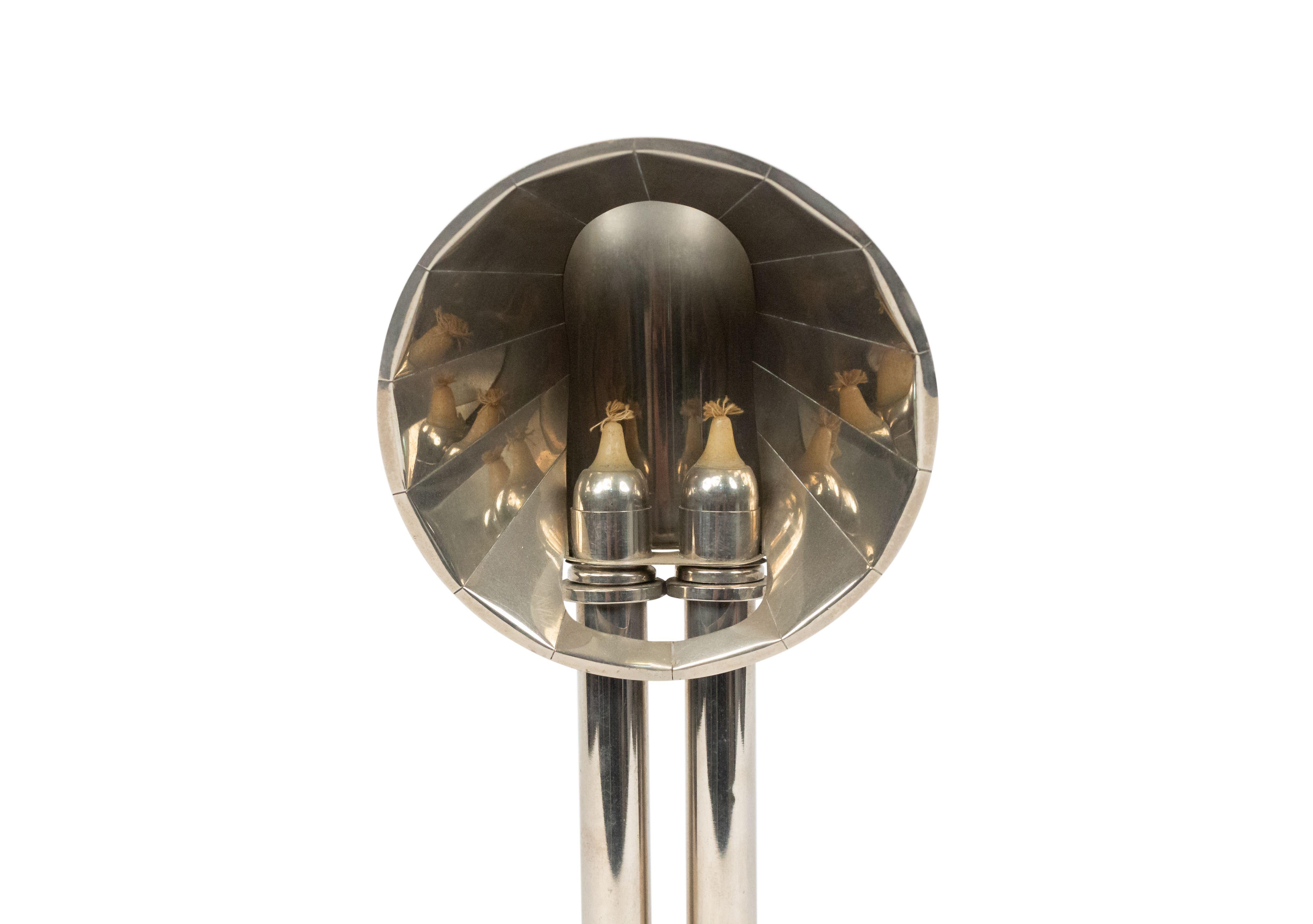 Paire de lampes d'étudiant à double chandelier de style victorien anglais, plaquées argent, sur une base ronde en gradins, avec un réflecteur au sommet.
