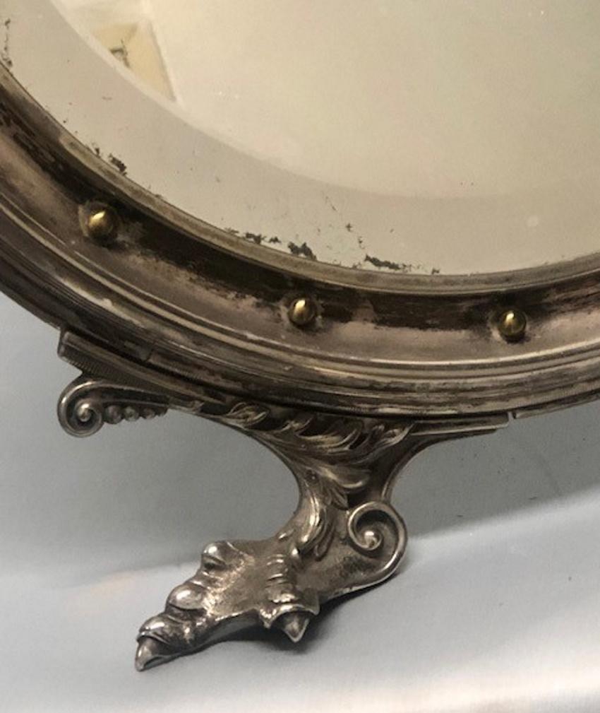 Anglais victorien
Miroir de table
A Silver
ca. 1880s

DIMENSIONS
Hauteur : 16,2 pouces
Largeur : 15 pouces                           
Profondeur : 12.5 pouces
Diamètre du miroir : 15 pouces

À PROPOS DE
Cet exquis miroir de table victorien anglais