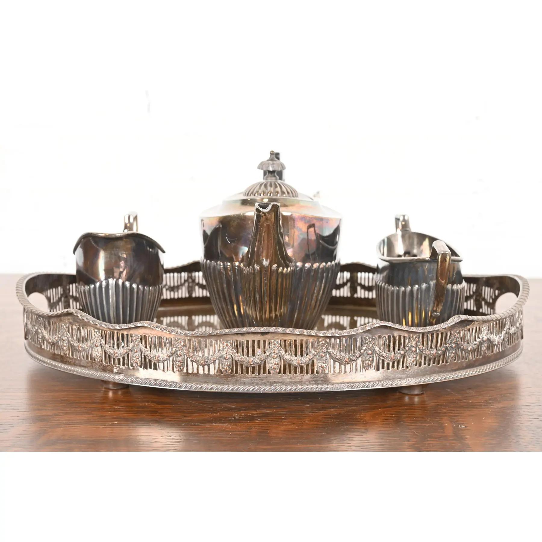 Britannico Servizio da tè e caffè inglese vittoriano in silverplate in vendita