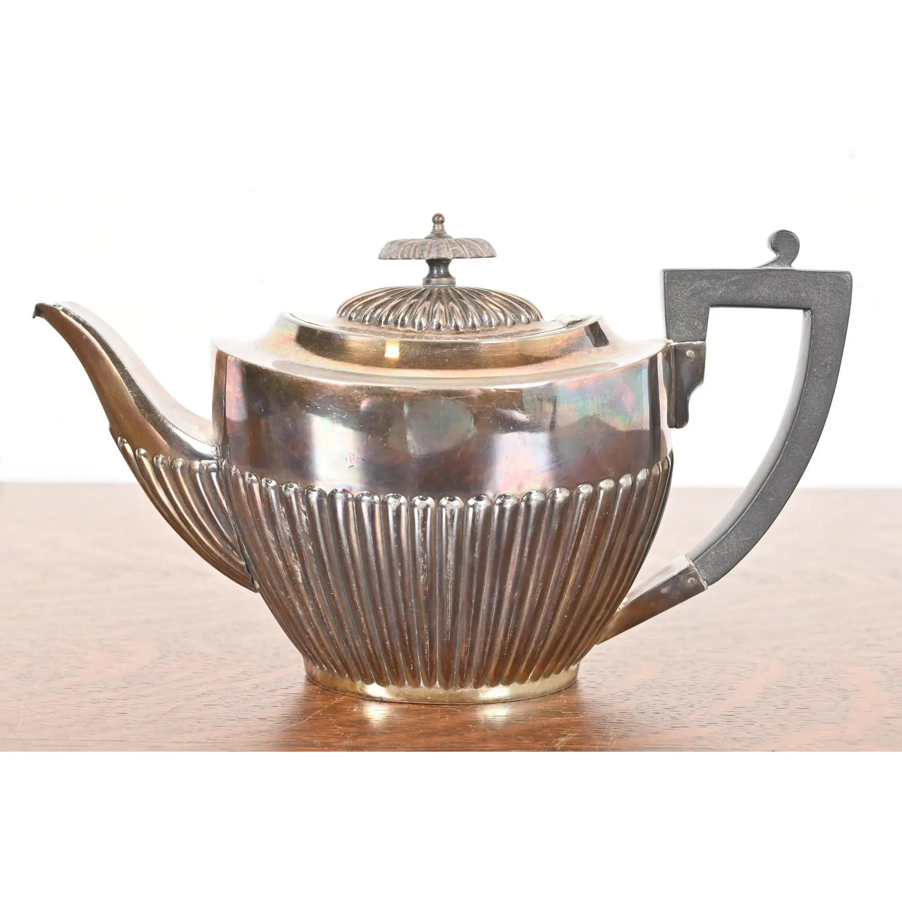 Placcato argento Servizio da tè e caffè inglese vittoriano in silverplate in vendita