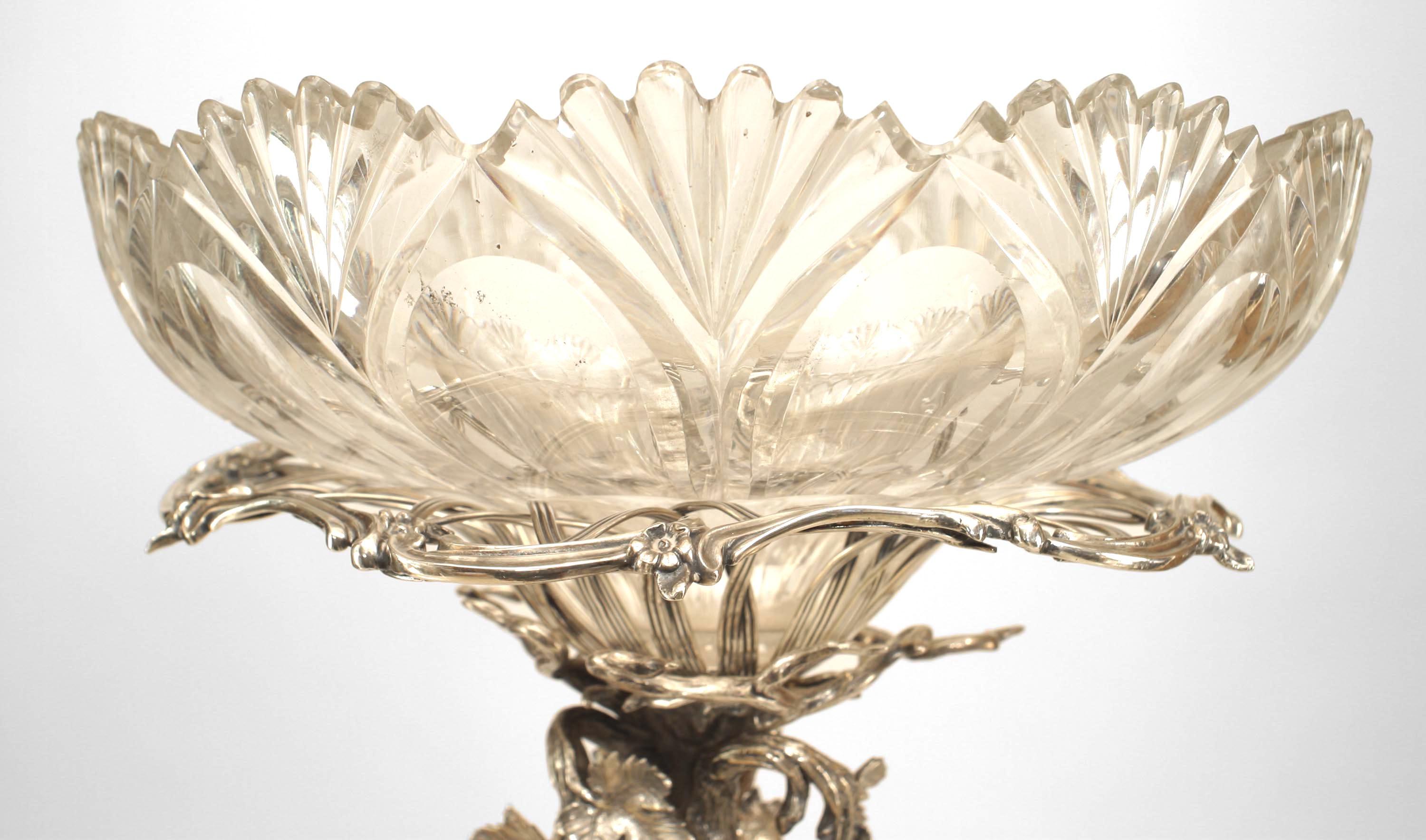 Composta inglese vittoriana placcata in argento con base tripartita in fusione di radici e foglie e piatto smerlato in vetro tagliato rimovibile (XIX secolo)
