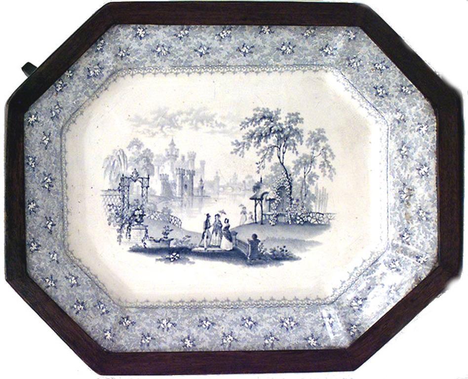 Petite table d'appoint en acajou de l'époque victorienne avec table d'appoint anglaise  plateau en porcelaine bleu et blanc avec scène champêtre. (la base est neuve)