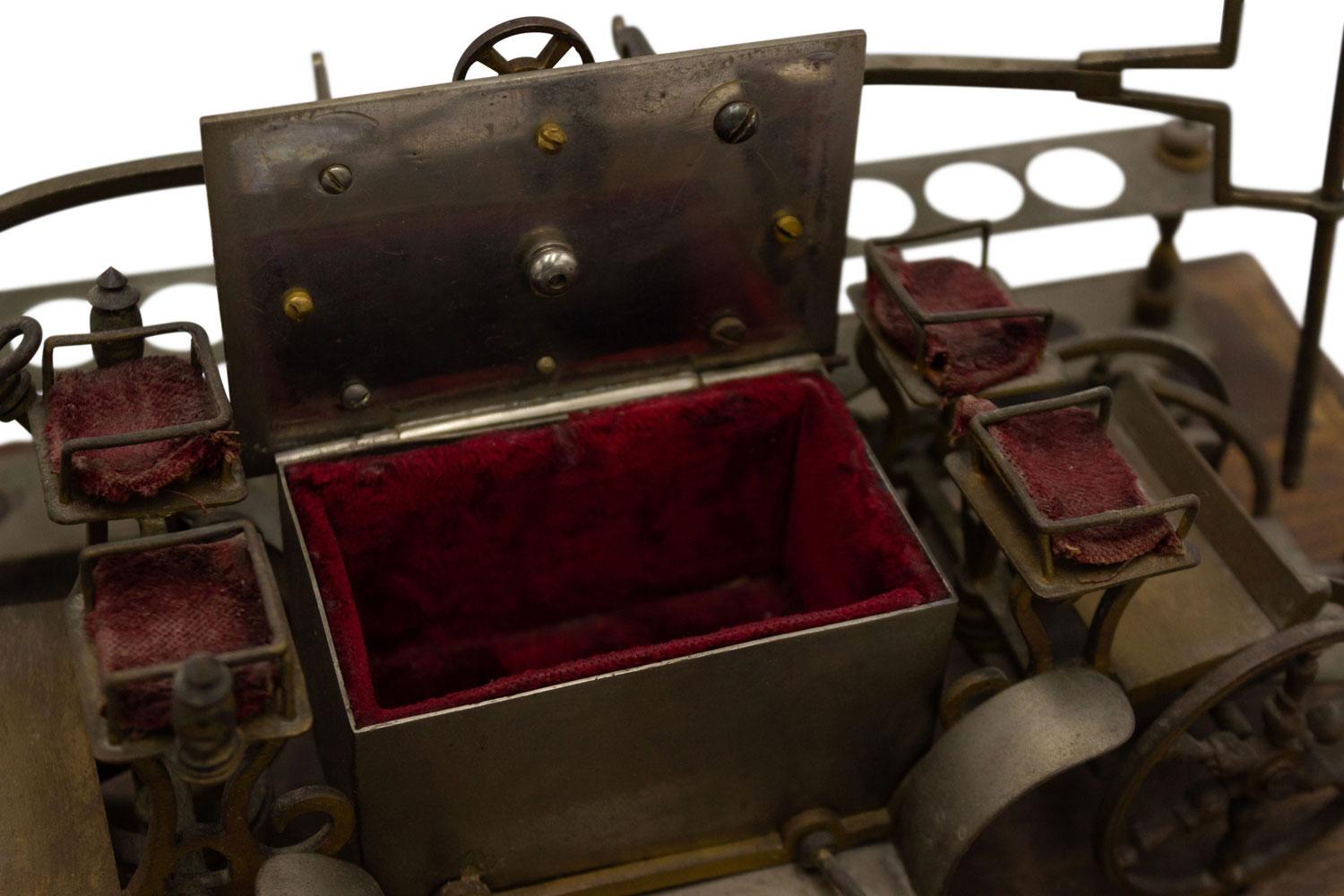 English Victorian Smoking Stand with Carriage Figure in vendita 4