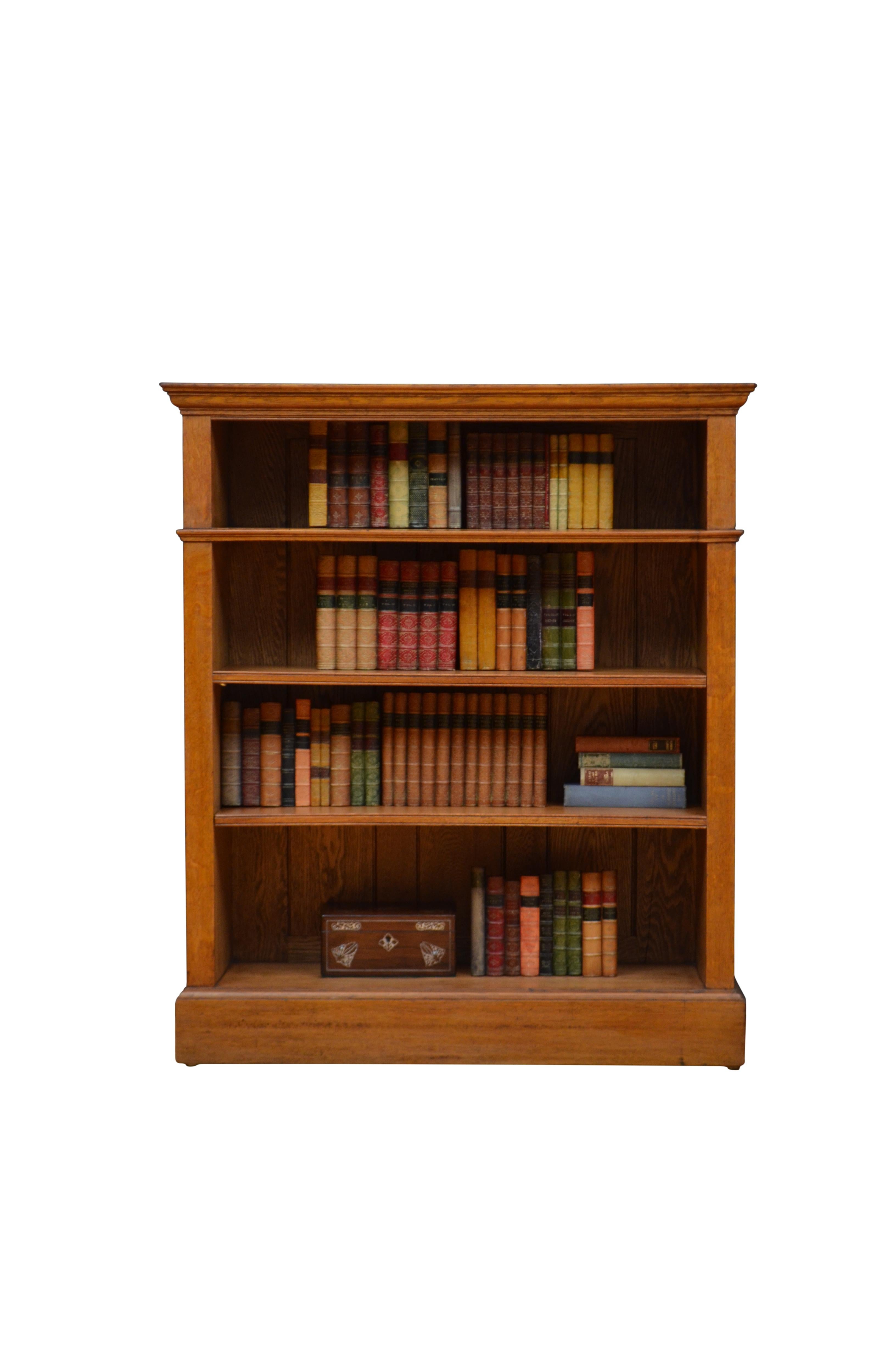 Englisches viktorianisches offenes Bücherregal aus massiver Eiche um 1880 (Viktorianisch) im Angebot