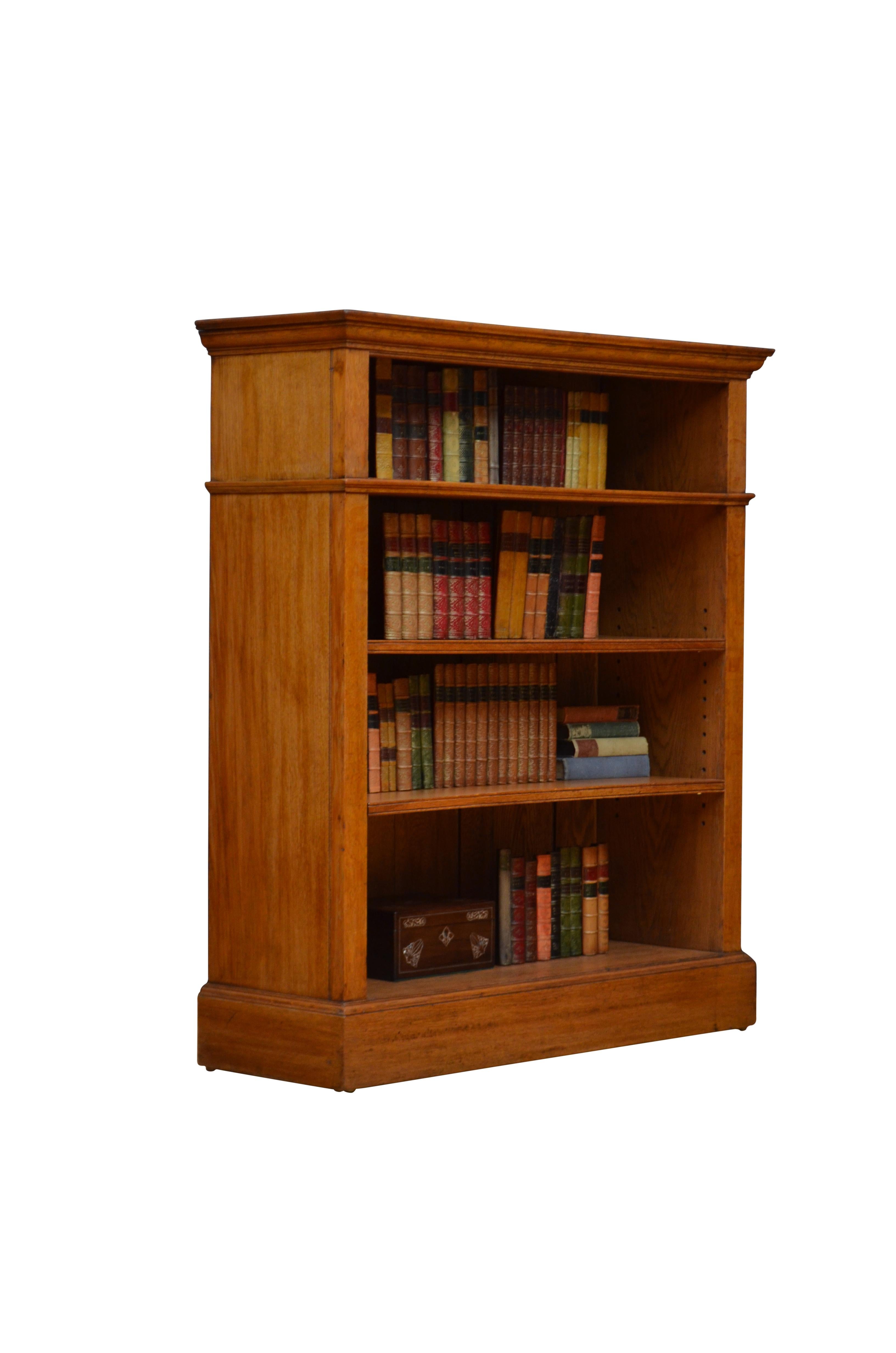 Englisches viktorianisches offenes Bücherregal aus massiver Eiche um 1880 im Zustand „Gut“ im Angebot in High Peak, GB