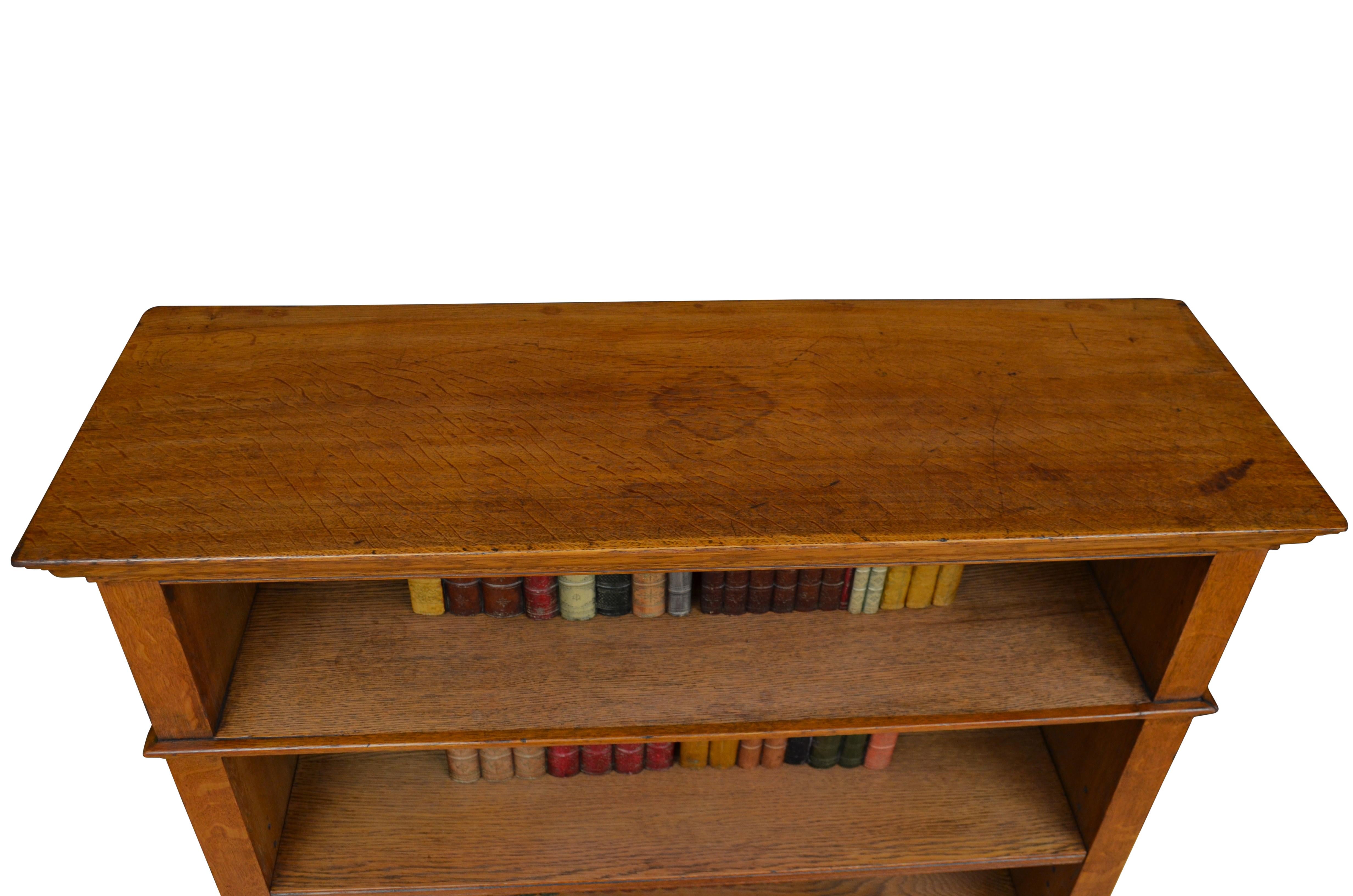 Englisches viktorianisches offenes Bücherregal aus massiver Eiche um 1880 im Angebot 1