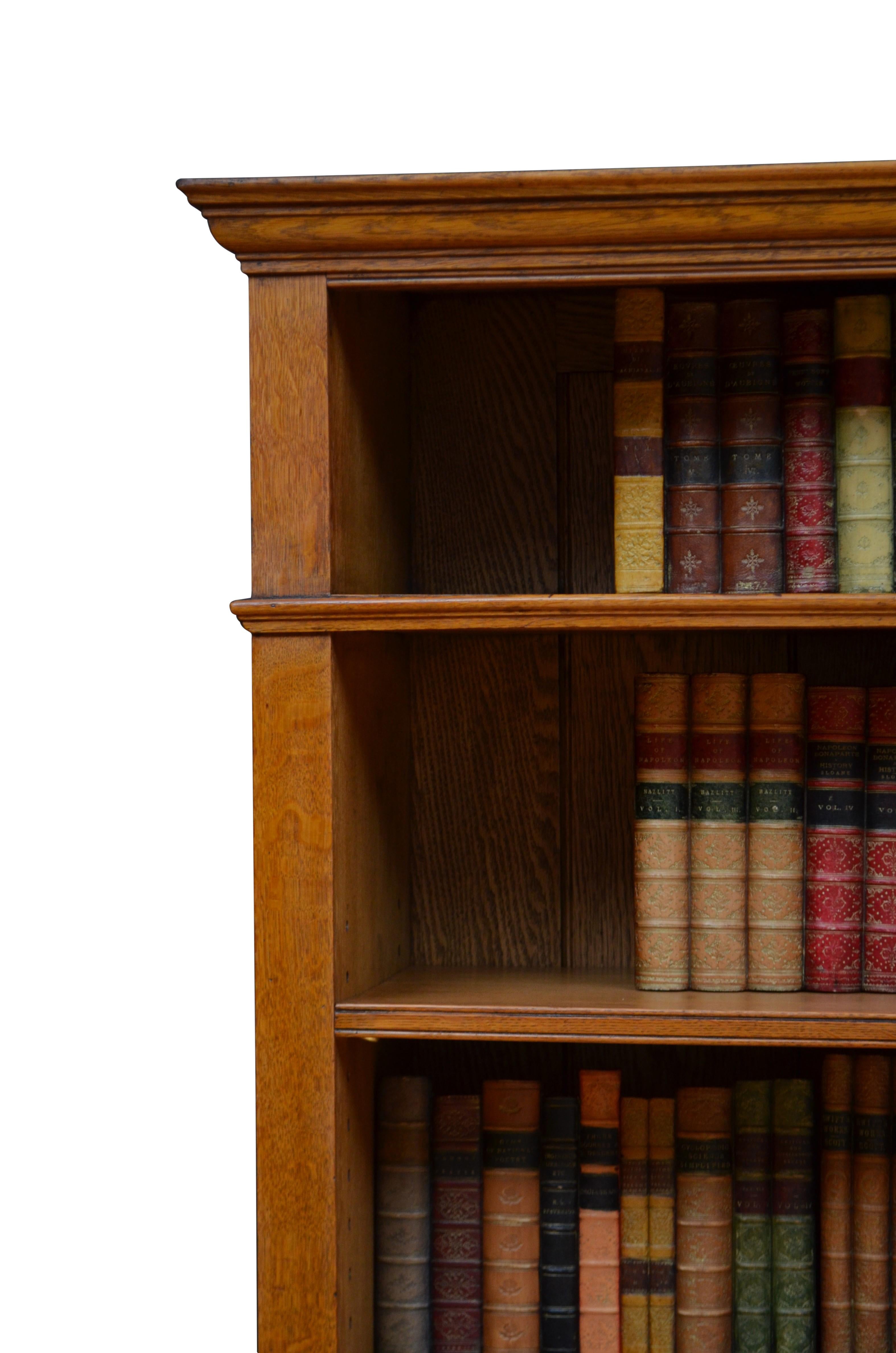 Englisches viktorianisches offenes Bücherregal aus massiver Eiche um 1880 im Angebot 3