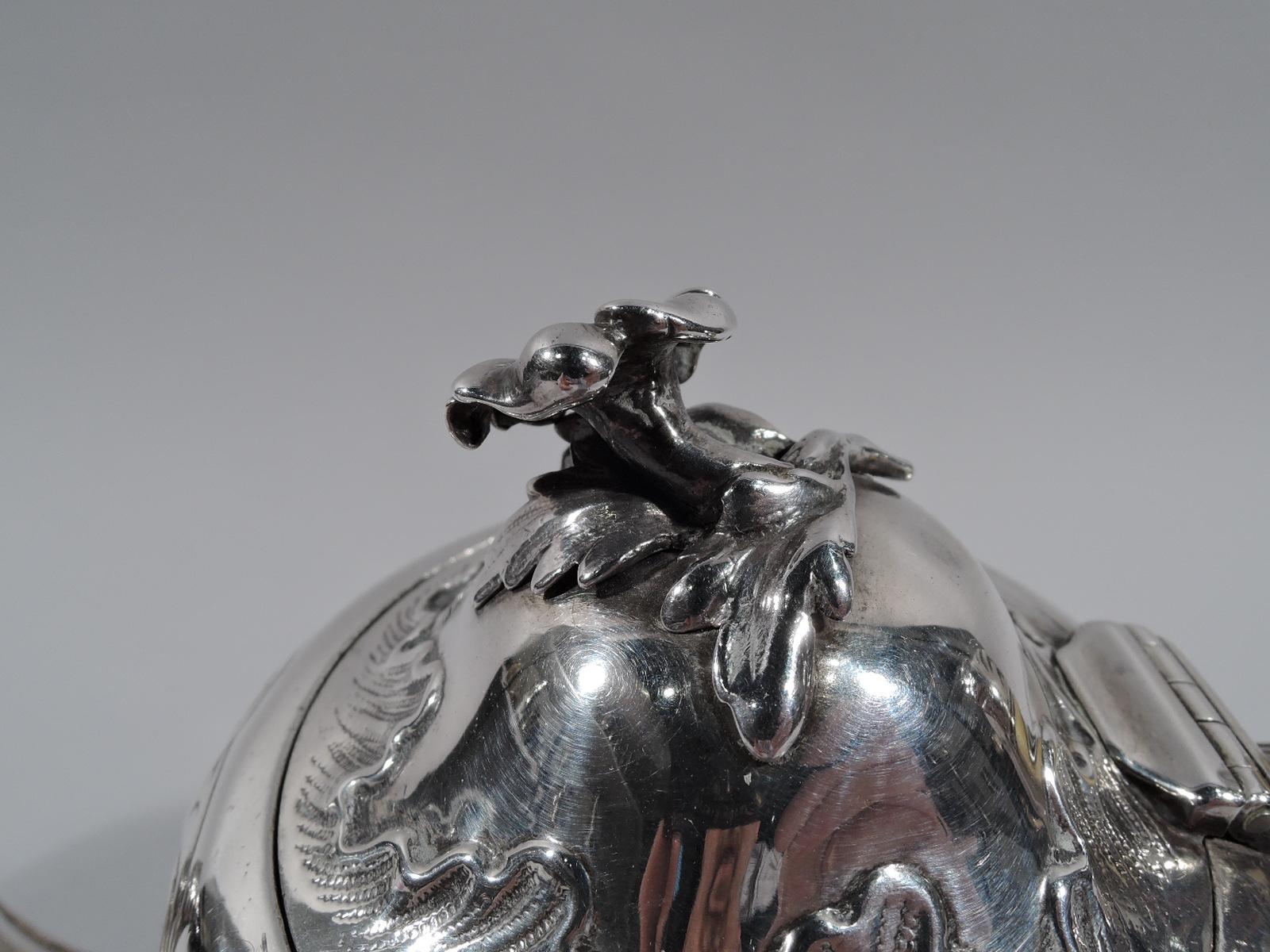 English Victorian Sterling Silver Teapot by Hunt & Roskell In Excellent Condition In New York, NY