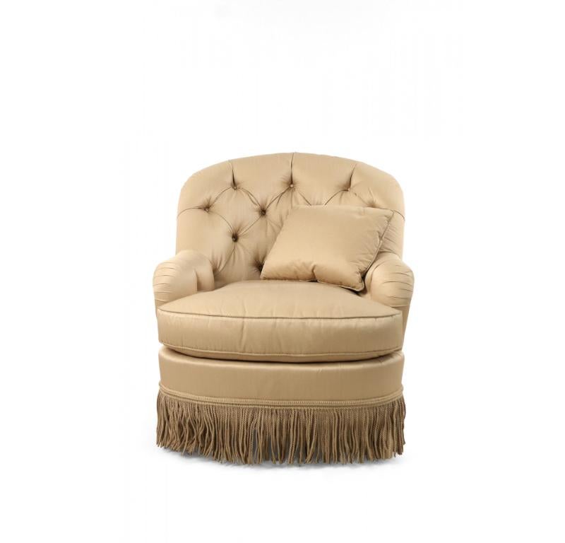 Fauteuil de style anglais victorien à baignoire frangée et touffetée beige en vente 2