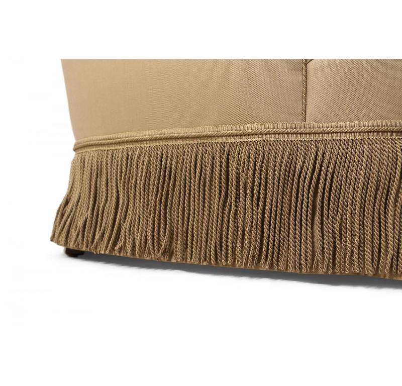 Fauteuil de style anglais victorien à baignoire frangée et touffetée beige en vente 6
