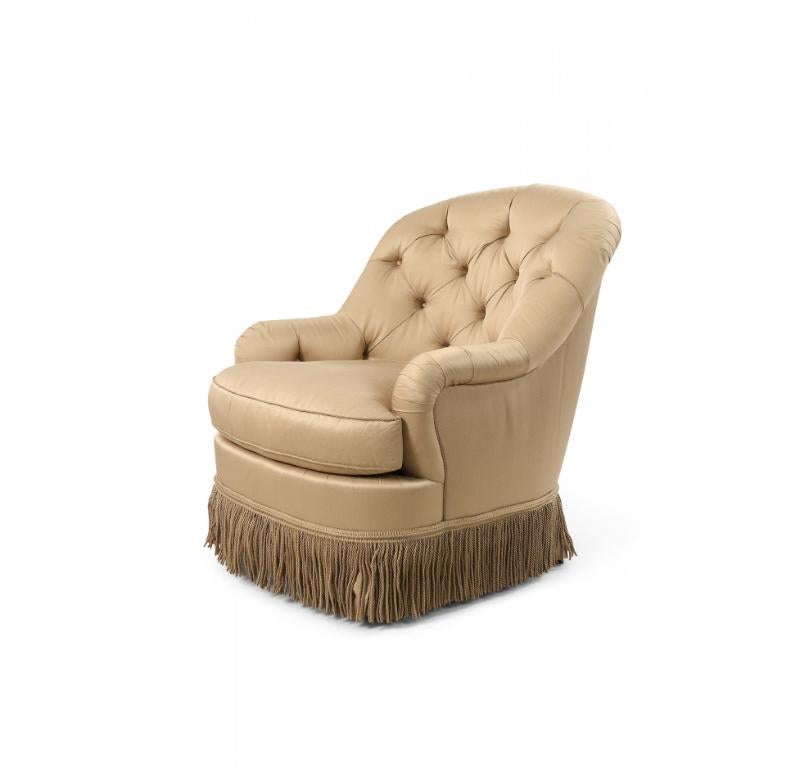 Fauteuil baignoire de style victorien anglais, tapissé de beige, avec frange dorée autour de la base.

Condit : Bon ; Usures dues à l'âge et à l'utilisation