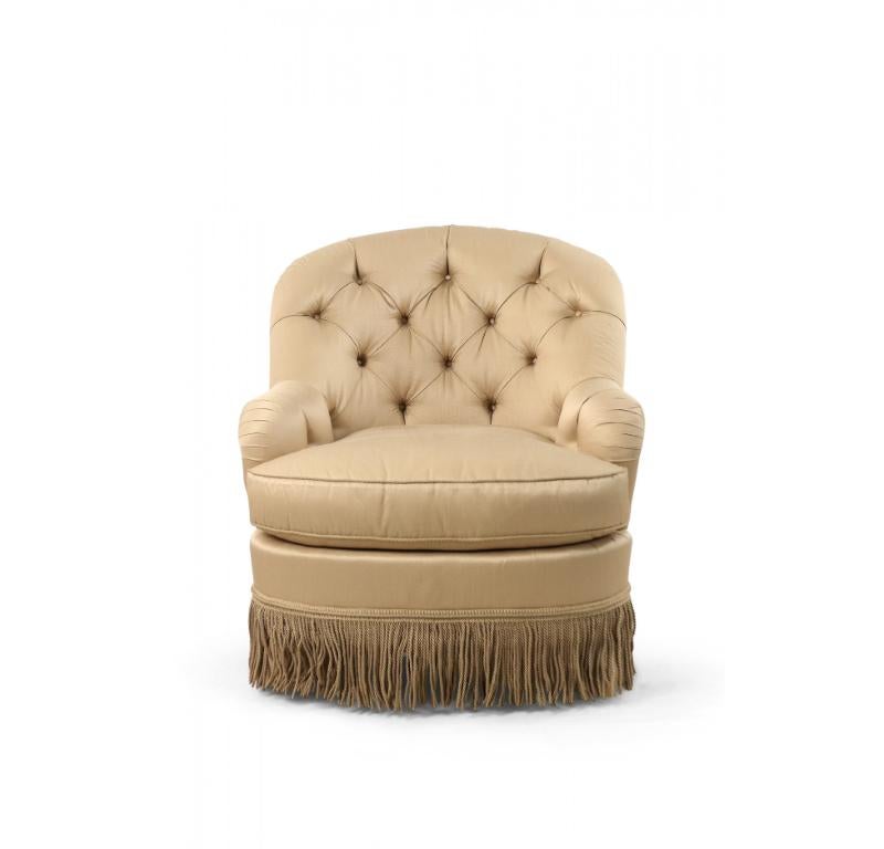 Victorien Fauteuil de style anglais victorien à baignoire frangée et touffetée beige en vente