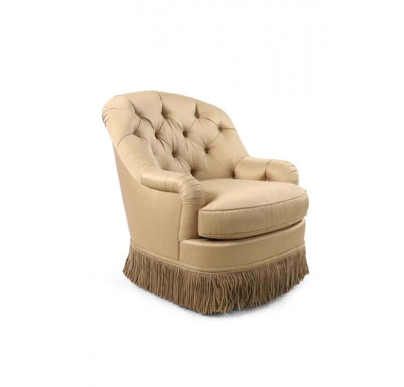 Britannique Fauteuil de style anglais victorien à baignoire frangée et touffetée beige en vente