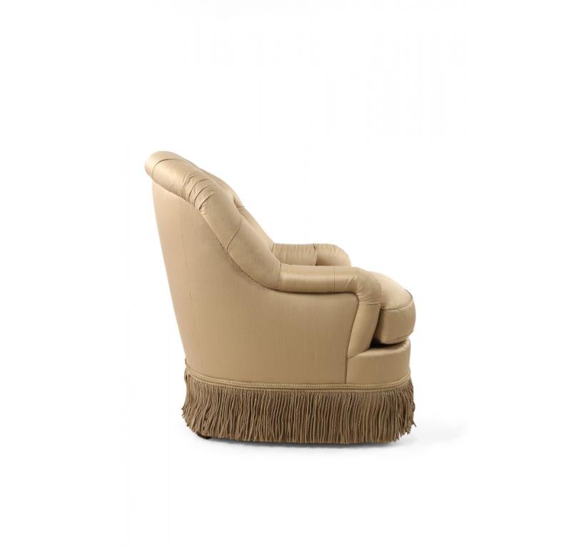 Fait main Fauteuil de style anglais victorien à baignoire frangée et touffetée beige en vente