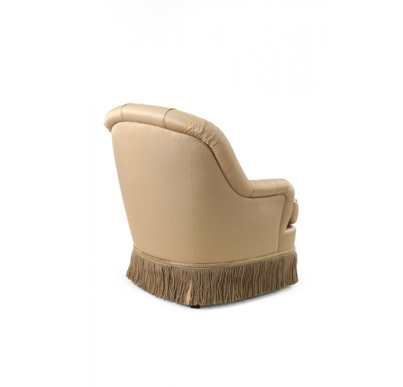 Fauteuil de style anglais victorien à baignoire frangée et touffetée beige Bon état - En vente à Queens, NY