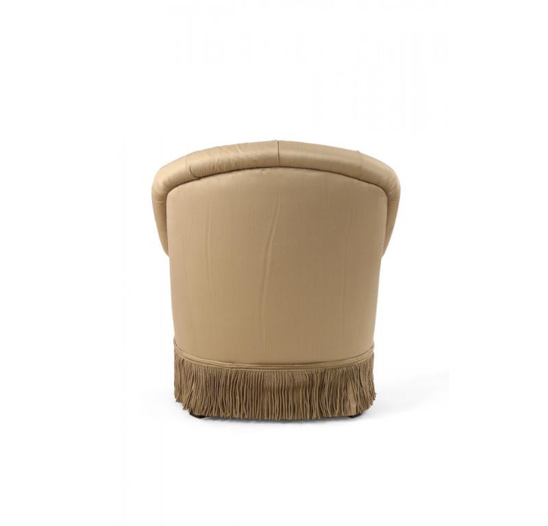 XIXe siècle Fauteuil de style anglais victorien à baignoire frangée et touffetée beige en vente