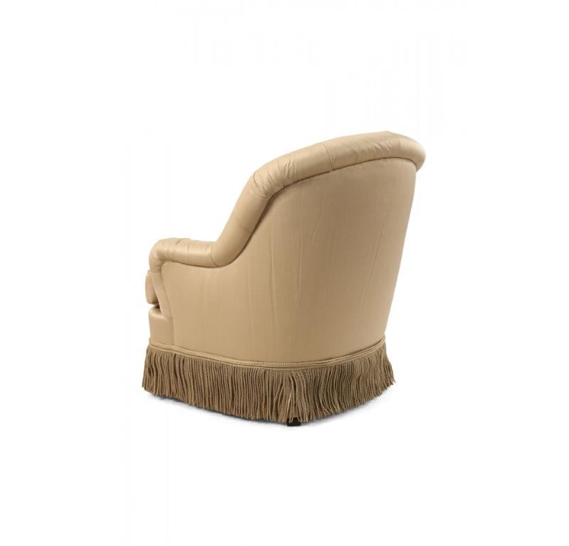 Tissu Fauteuil de style anglais victorien à baignoire frangée et touffetée beige en vente