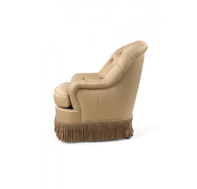 Fauteuil de style anglais victorien à baignoire frangée et touffetée beige en vente 1
