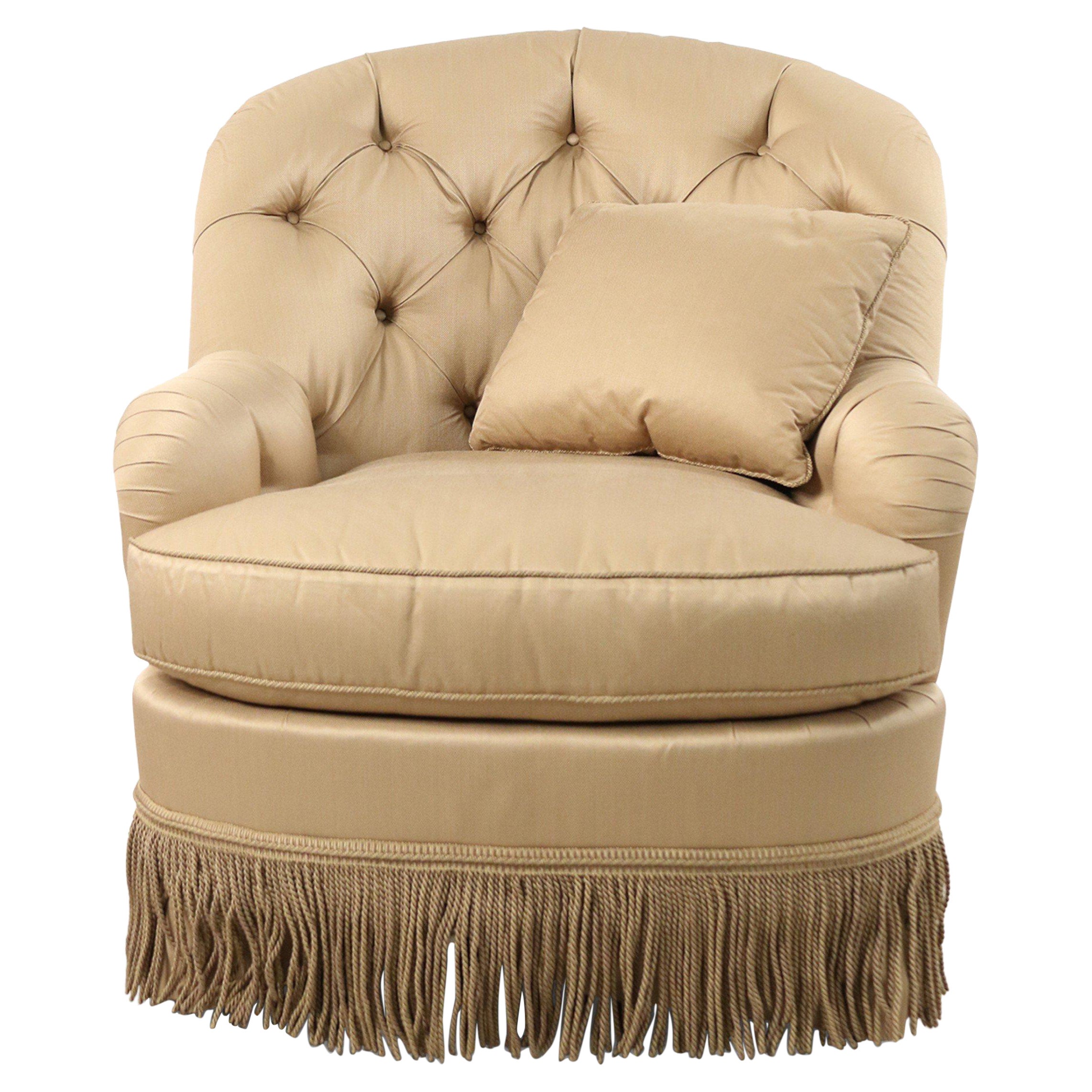 Poltrona a vasca inglese in stile vittoriano con frange beige in vendita