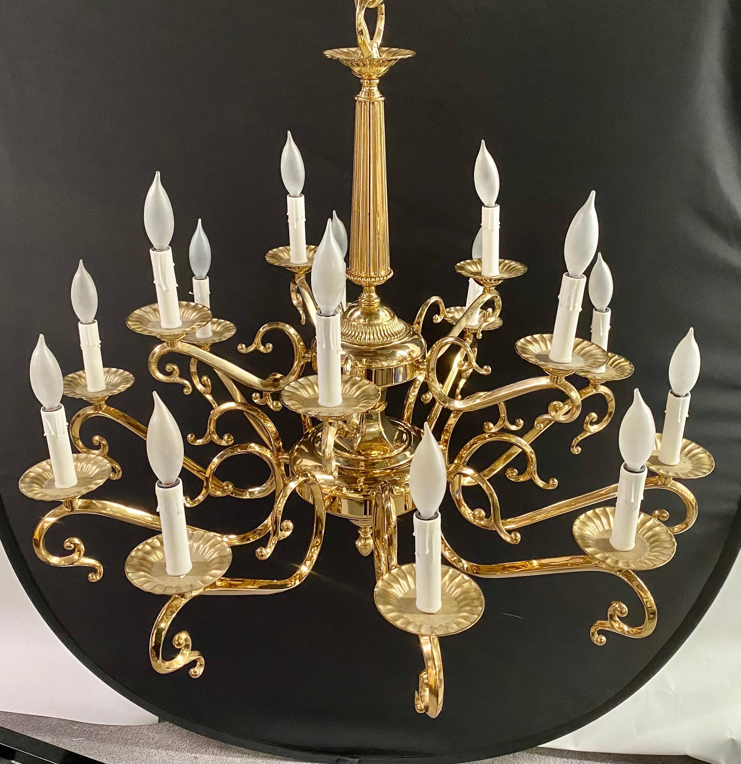 English Victorian Style Brass Chandelier, 15 Arms  In Good Condition For Sale In Plainview, NY