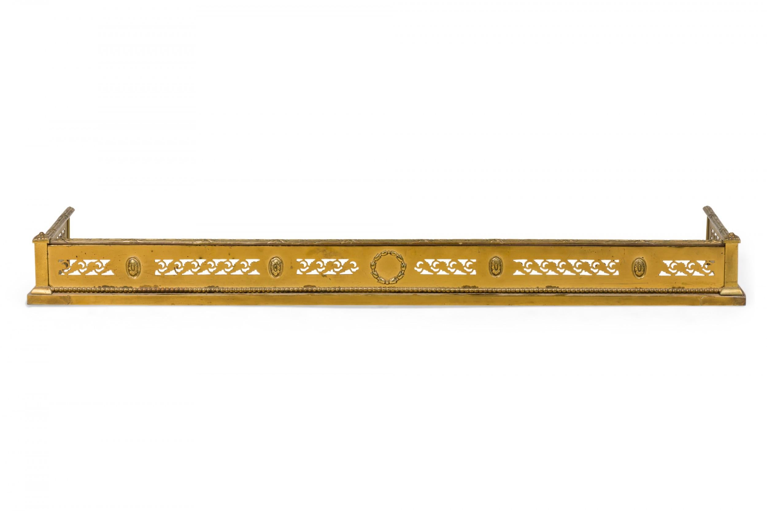 Pare-feu en laiton de style victorien anglais avec un design réticulé et des décorations florales en relief et des médaillons en forme de couronnes.

Condit : Bon ; Usures dues à l'âge et à l'utilisation
