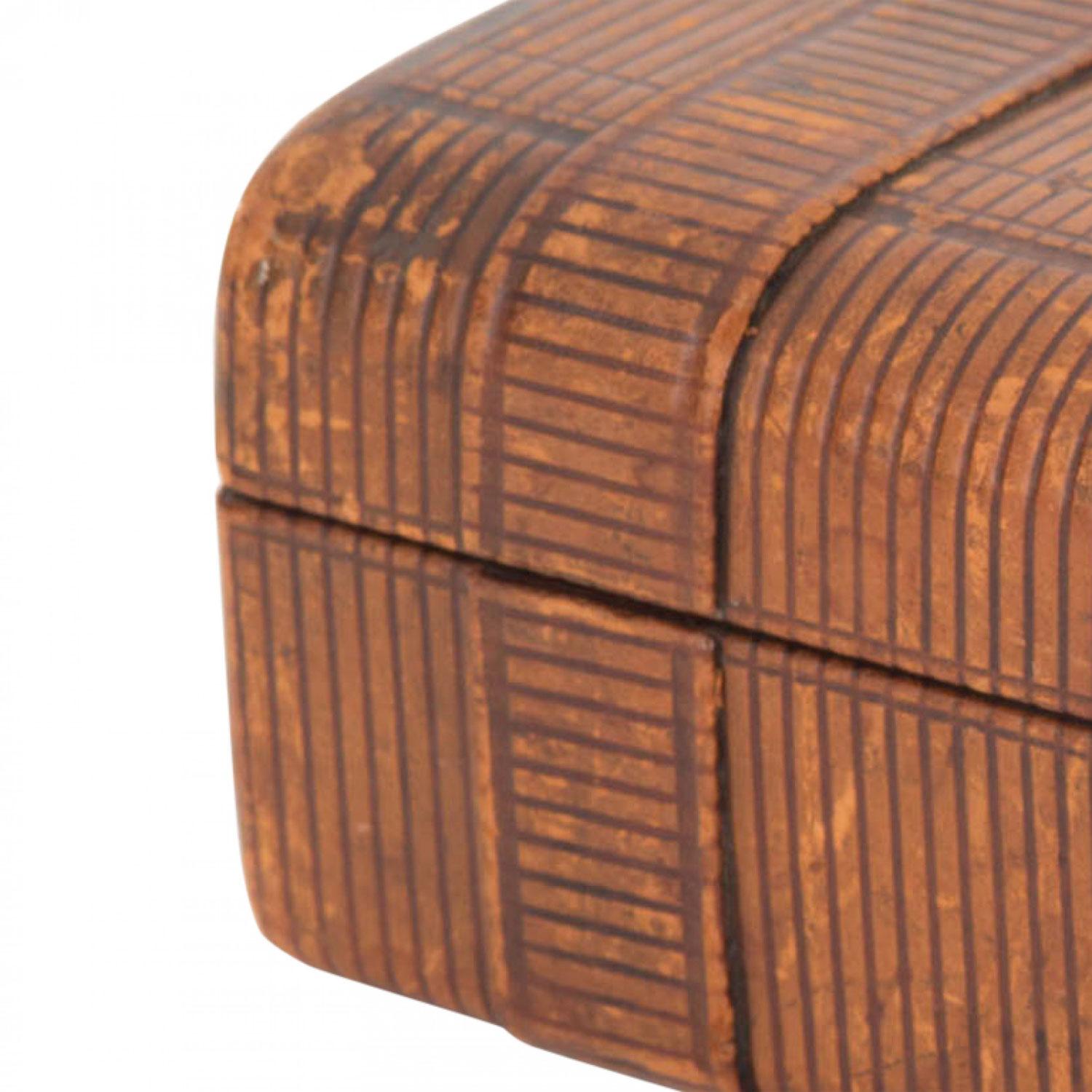 Scatola rettangolare in pelle marrone in stile vittoriano inglese con disegno a righe e scudo dorato e quattro scomparti