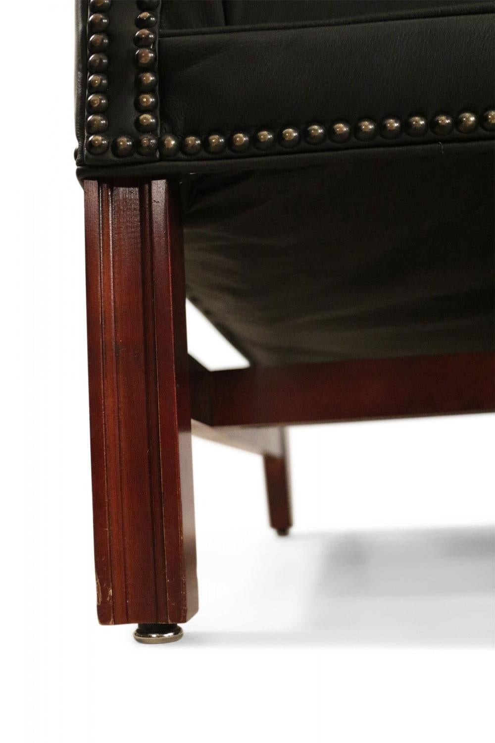 Sofá inglés de estilo victoriano con respaldo camel y tapizado en cuero negro en venta 3