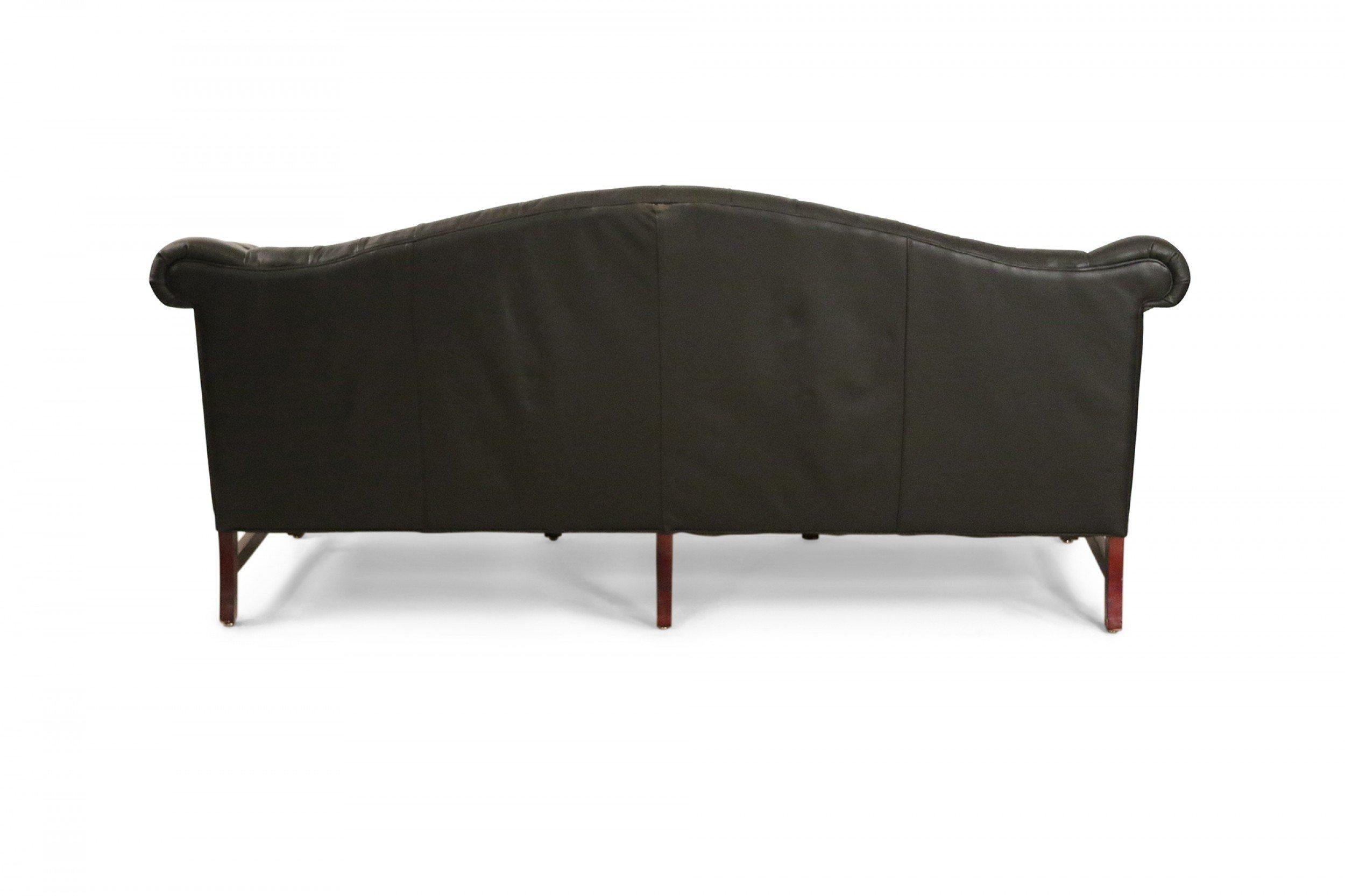Englisches getuftetes Leder-Sofa im viktorianischen Stil mit Kamelrücken in Schwarz (Viktorianisch) im Angebot