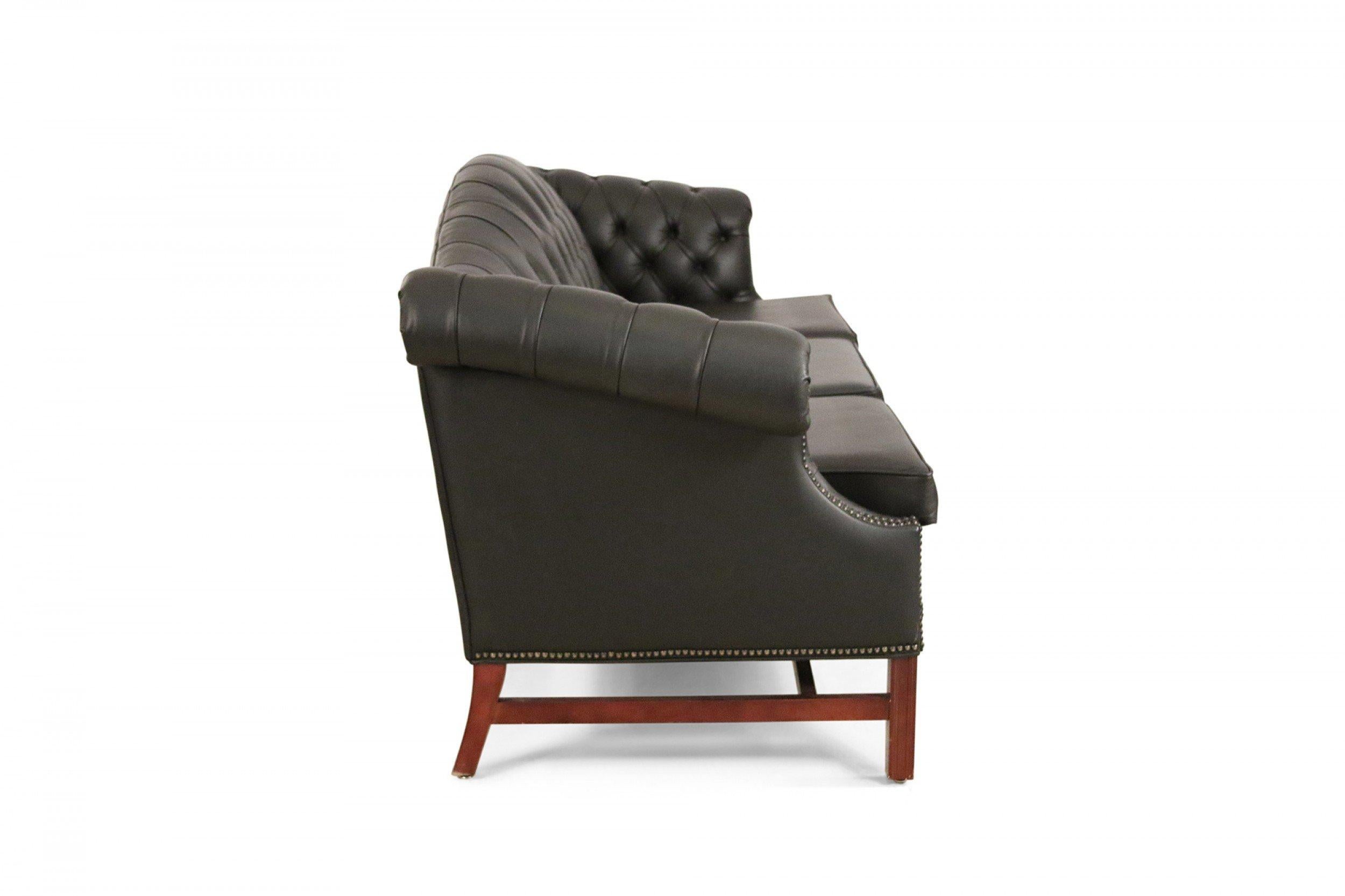 Englisches getuftetes Leder-Sofa im viktorianischen Stil mit Kamelrücken in Schwarz im Zustand „Gut“ im Angebot in New York, NY