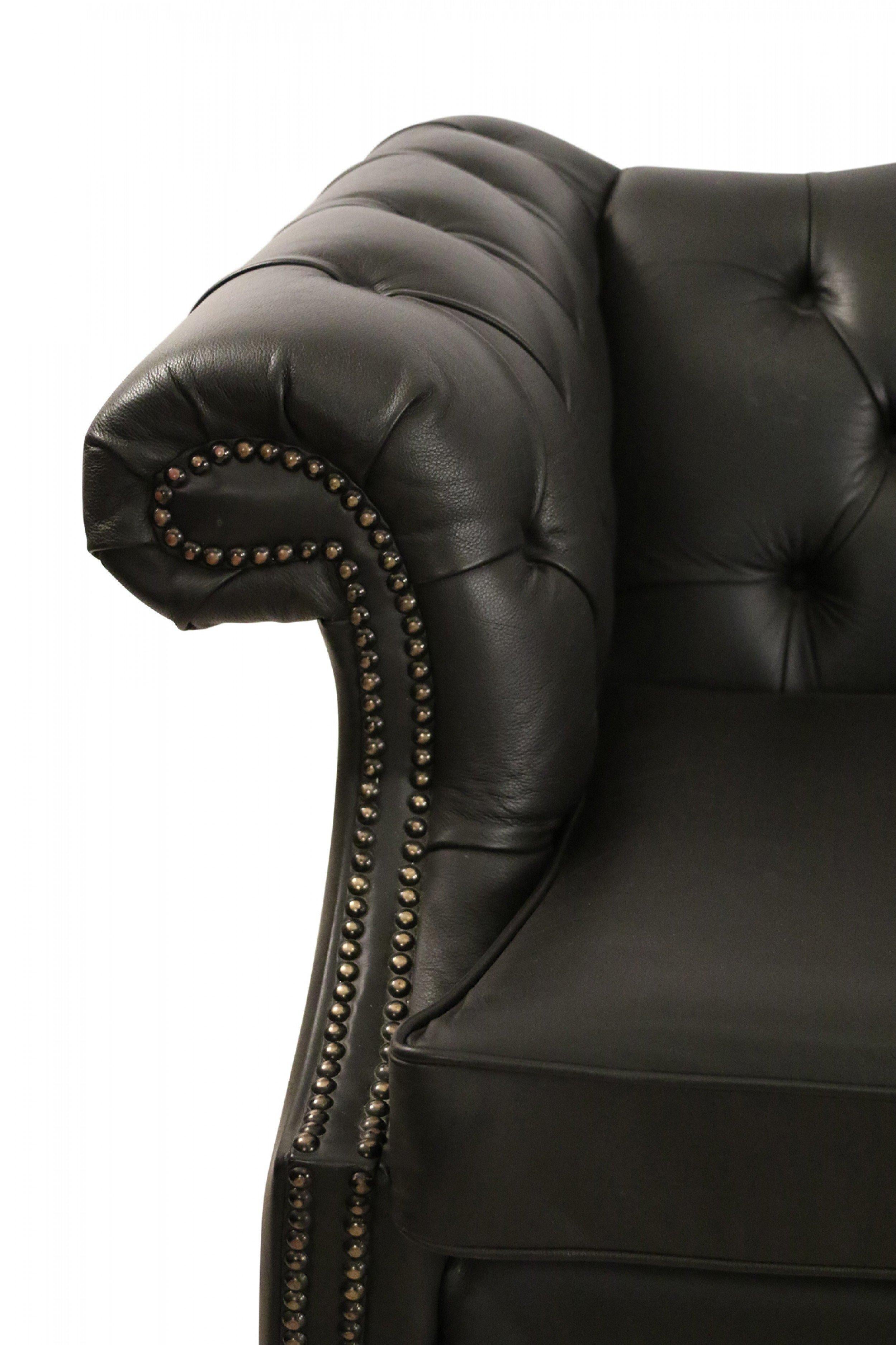 Canapé en cuir touffeté noir à dossier camel de style victorien anglais Bon état - En vente à New York, NY