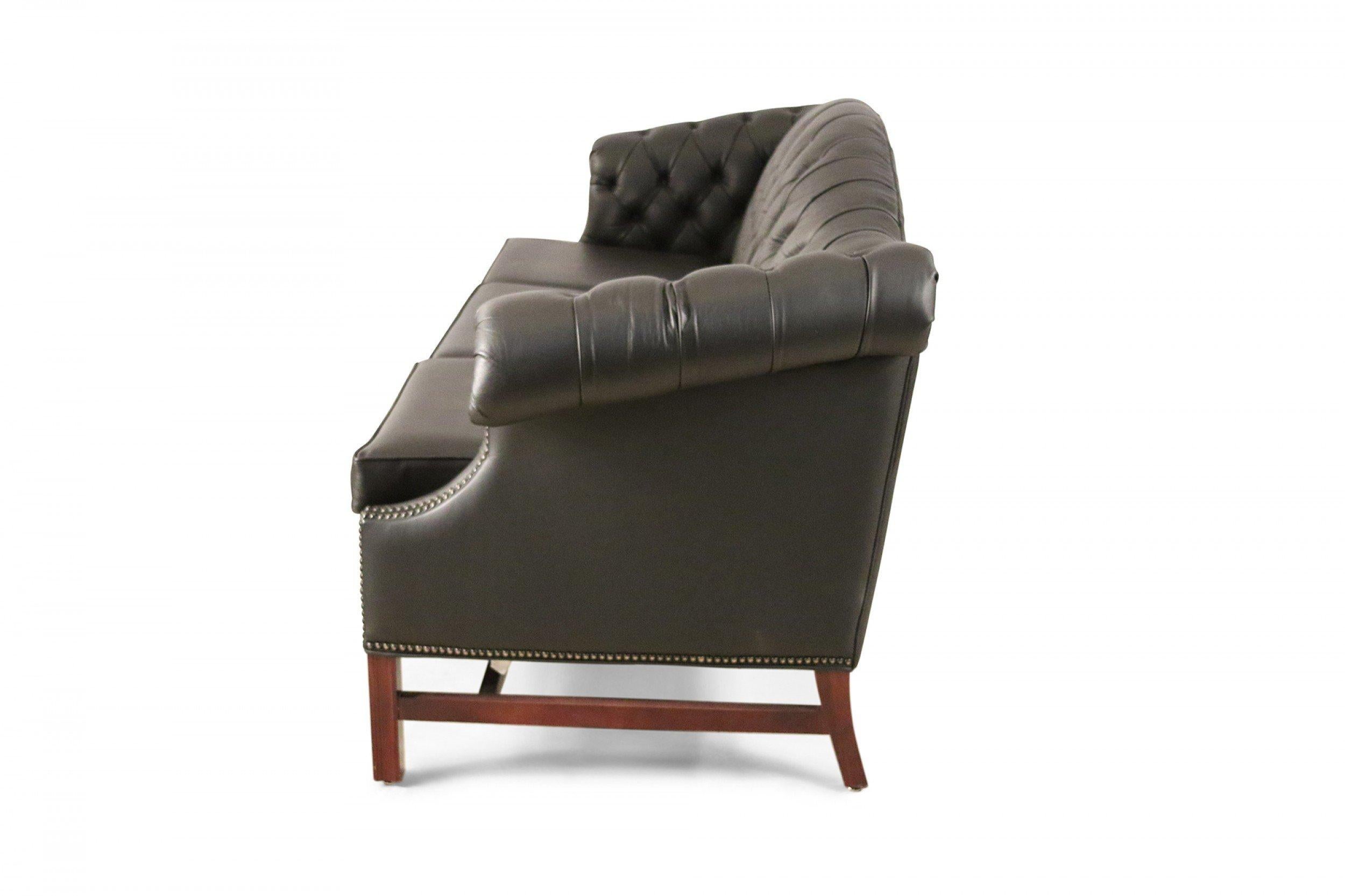 Englisches getuftetes Leder-Sofa im viktorianischen Stil mit Kamelrücken in Schwarz im Angebot 4