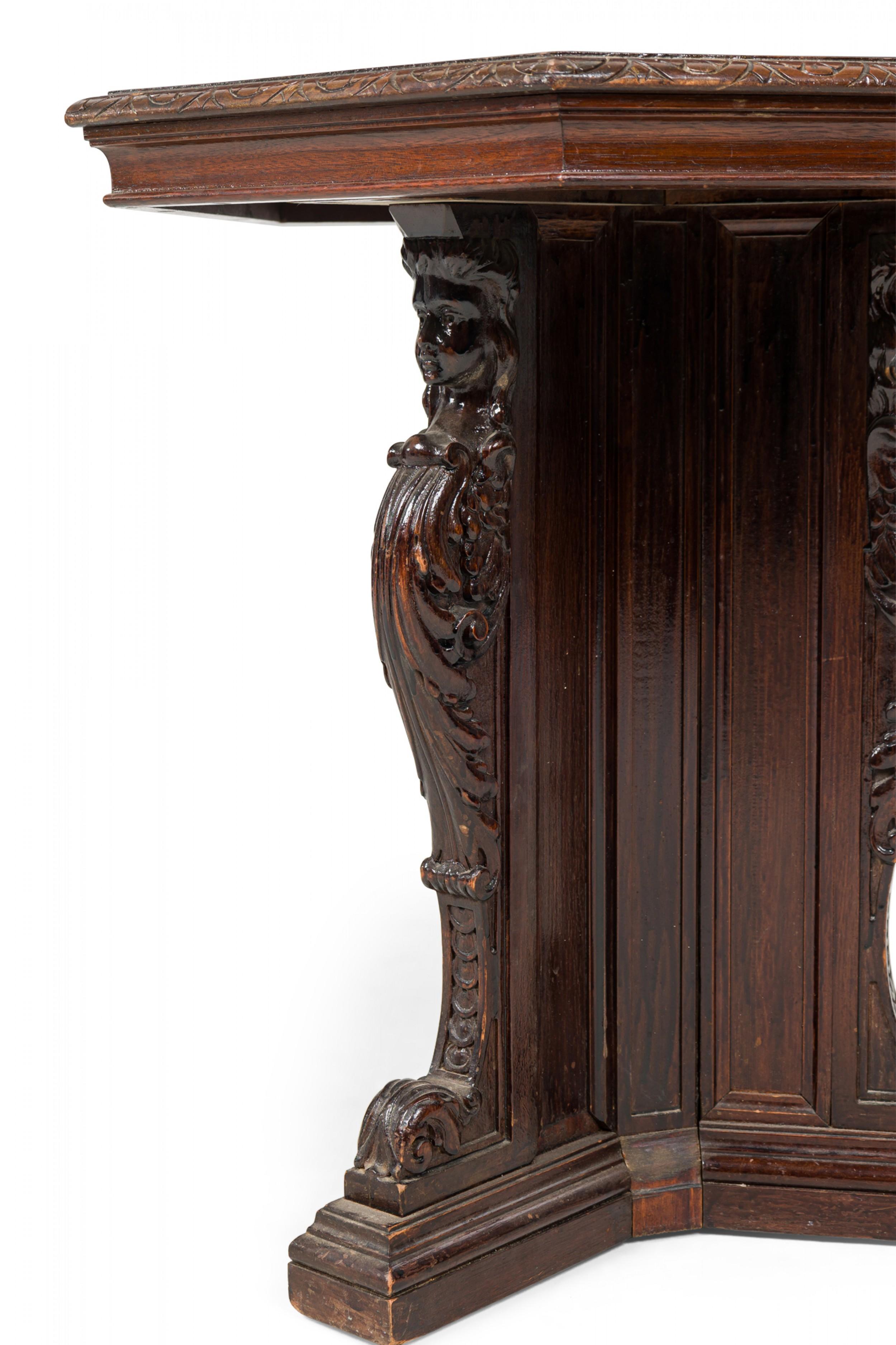 Englischer sechseckiger Beistelltisch im viktorianischen Stil mit geschnitzten Kanten, der auf einem vierbeinigen Sockel mit dekorativer Schnitzerei ruht.