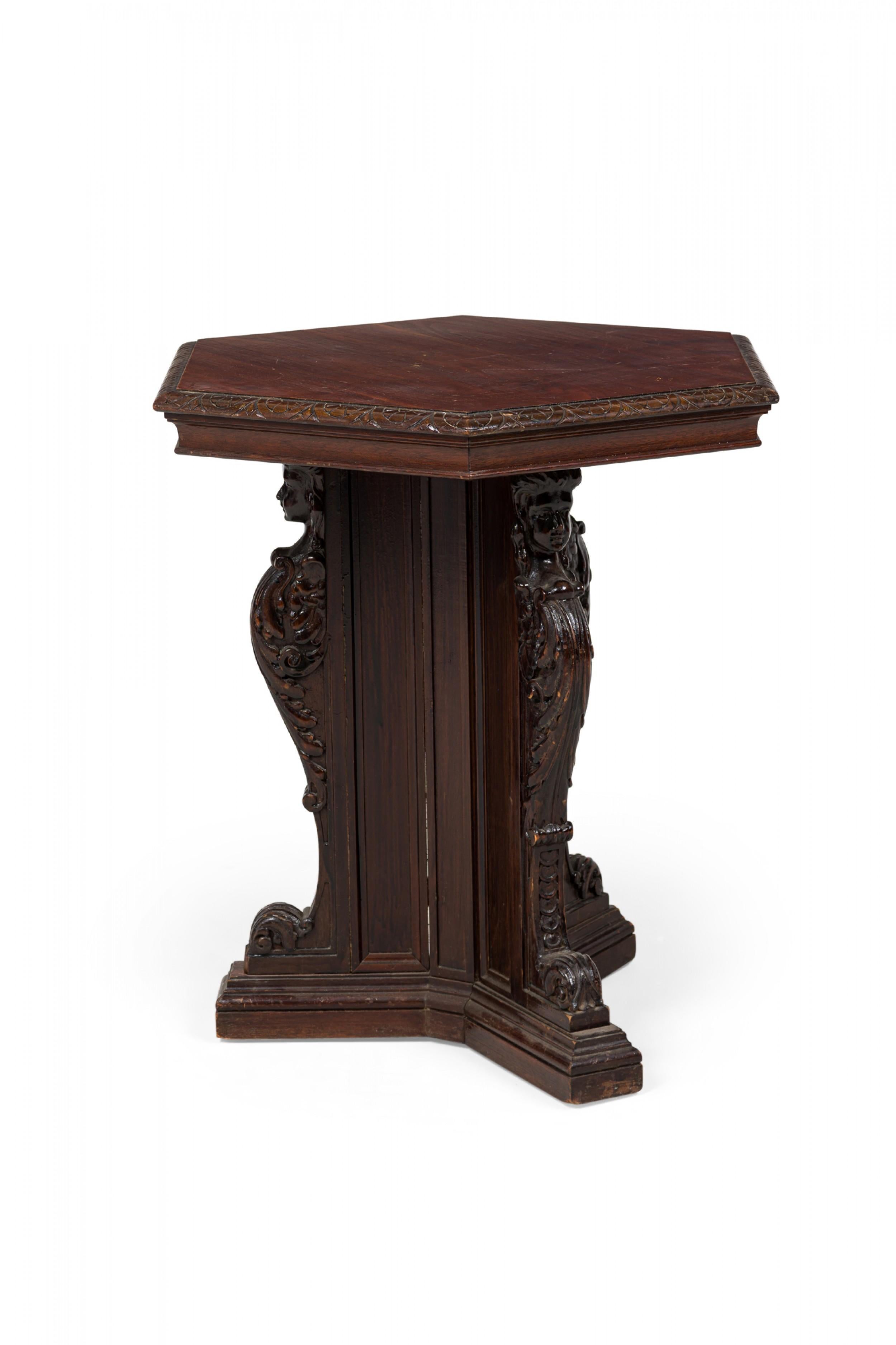 Sculpté Table d'appoint / d'extrémité hexagonale en acajou sculpté de style victorien anglais en vente