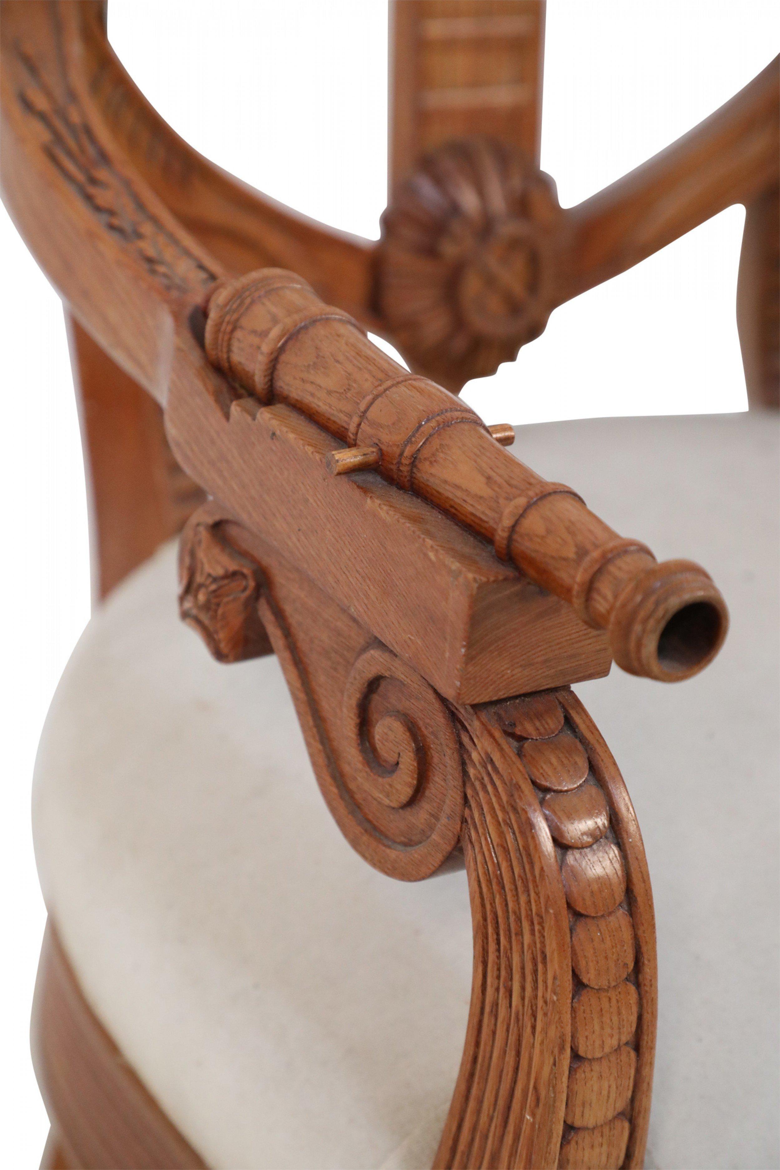 Fauteuil en bois sculpté de style victorien anglais « Victorien » en vente 7