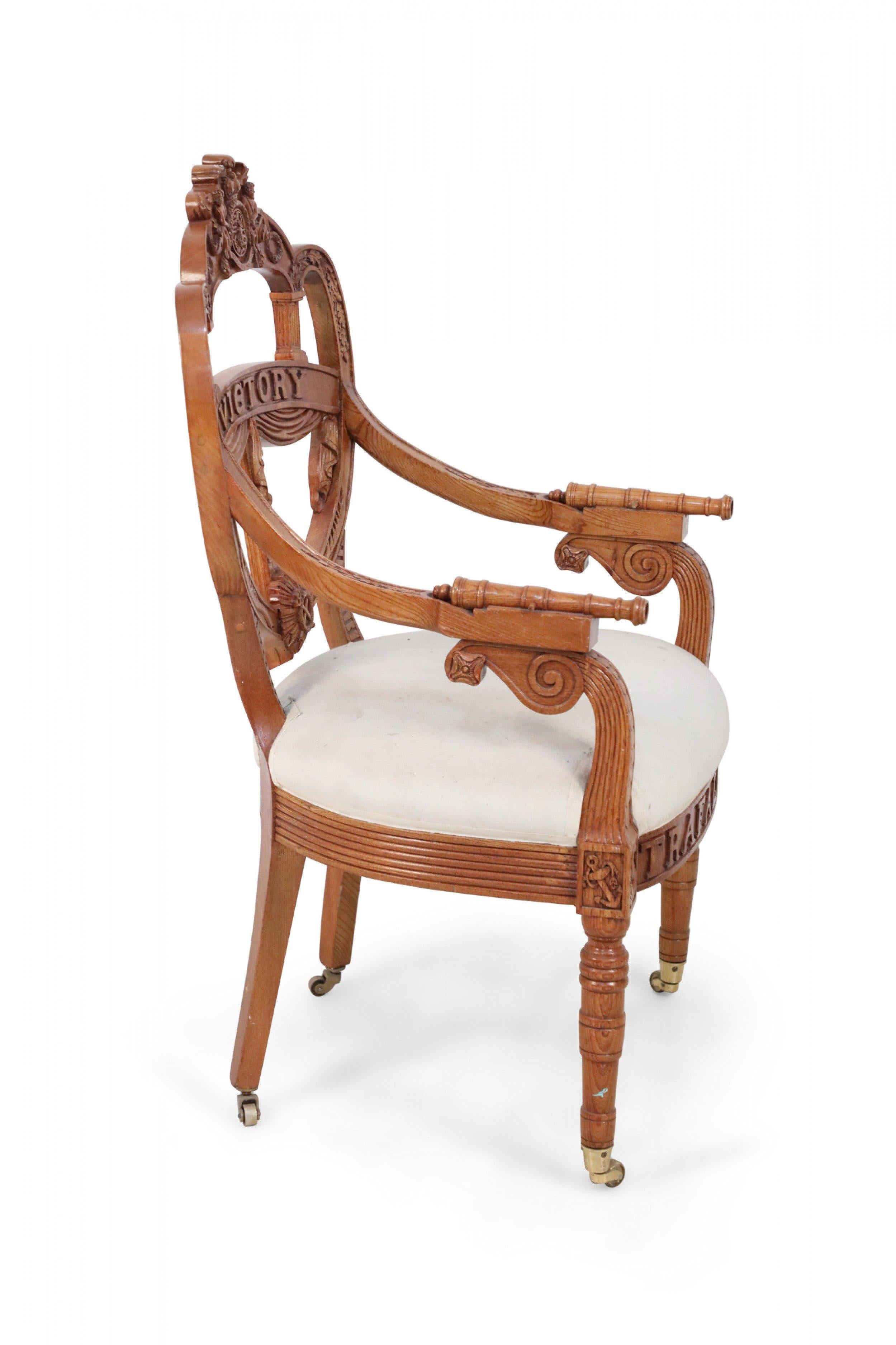 XIXe siècle Fauteuil en bois sculpté de style victorien anglais « Victorien » en vente