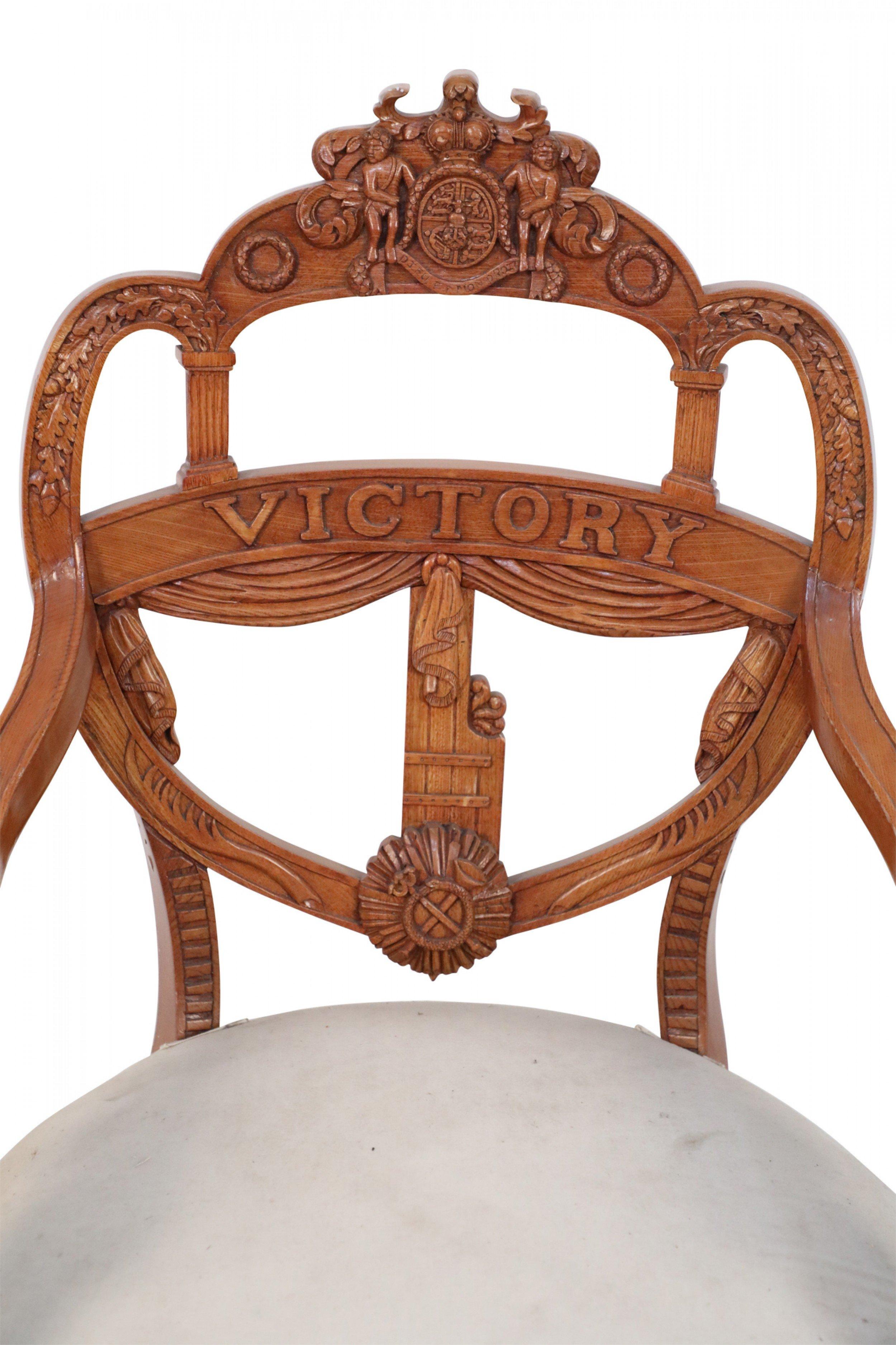 Fauteuil en bois sculpté de style victorien anglais « Victorien » en vente 2