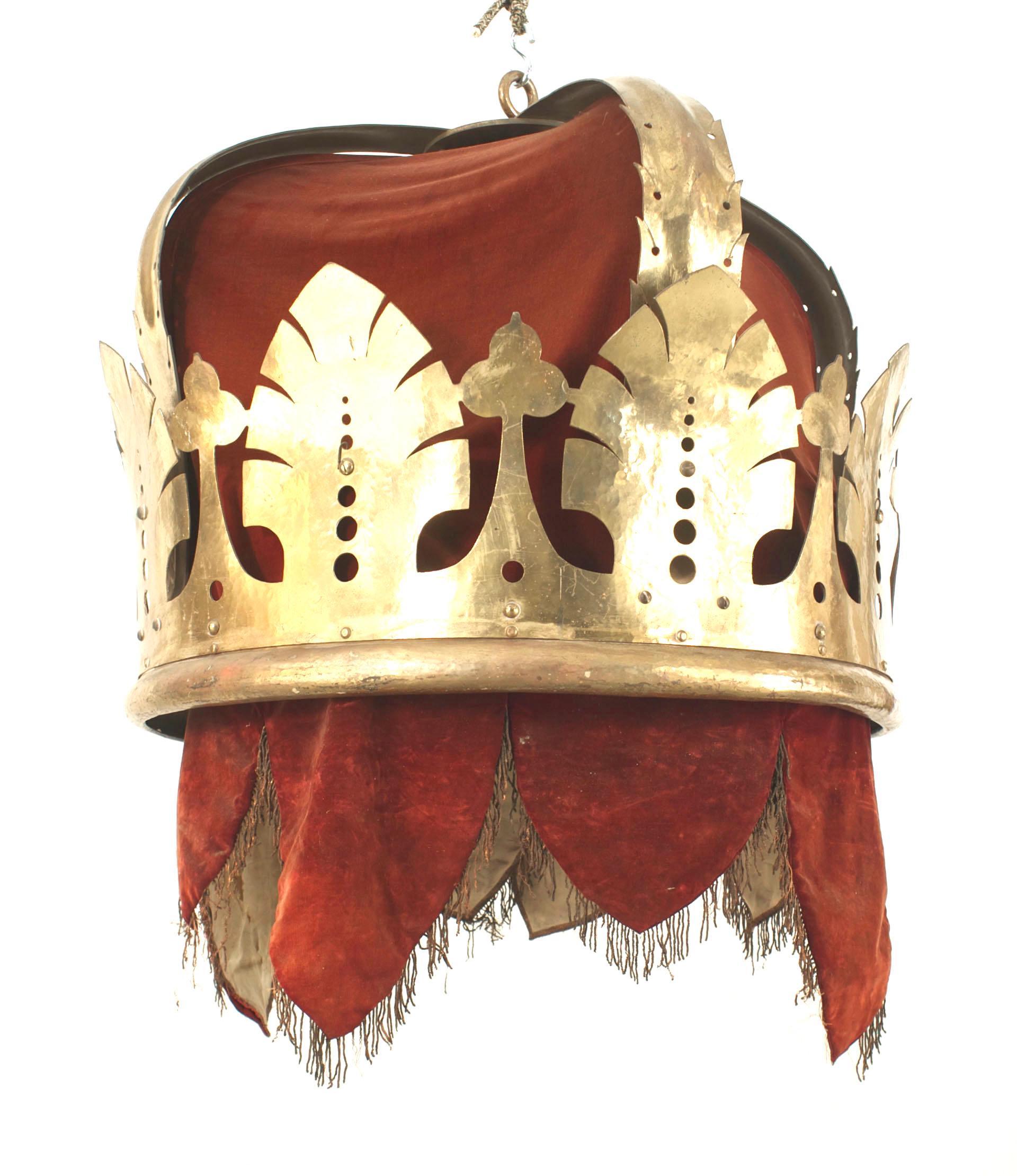 Lustre de style victorien anglais (20e siècle) en forme de couronne en laiton avec motif de massue et de pique et garniture en velours rouge.
