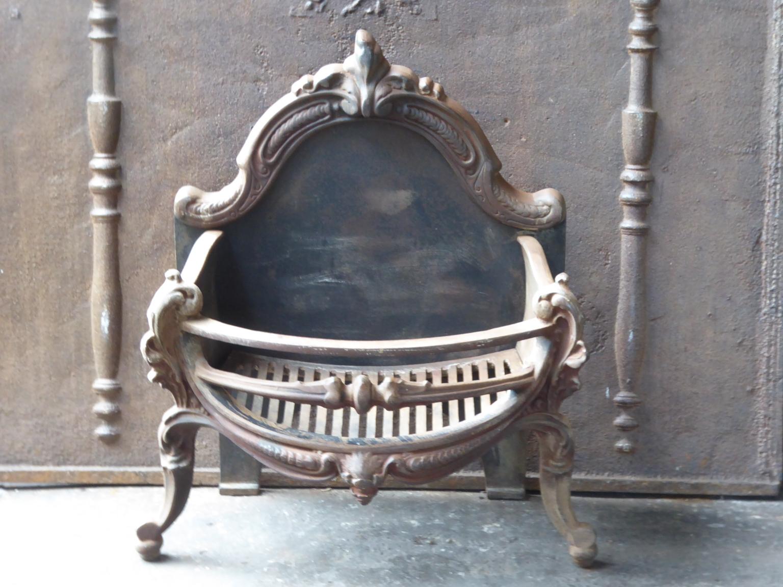 English Victorian style fireplace basket or fire basket. The fireplace grate is made of cast iron. The total width of the front of the grate is 22 inch (56 cm).

















  