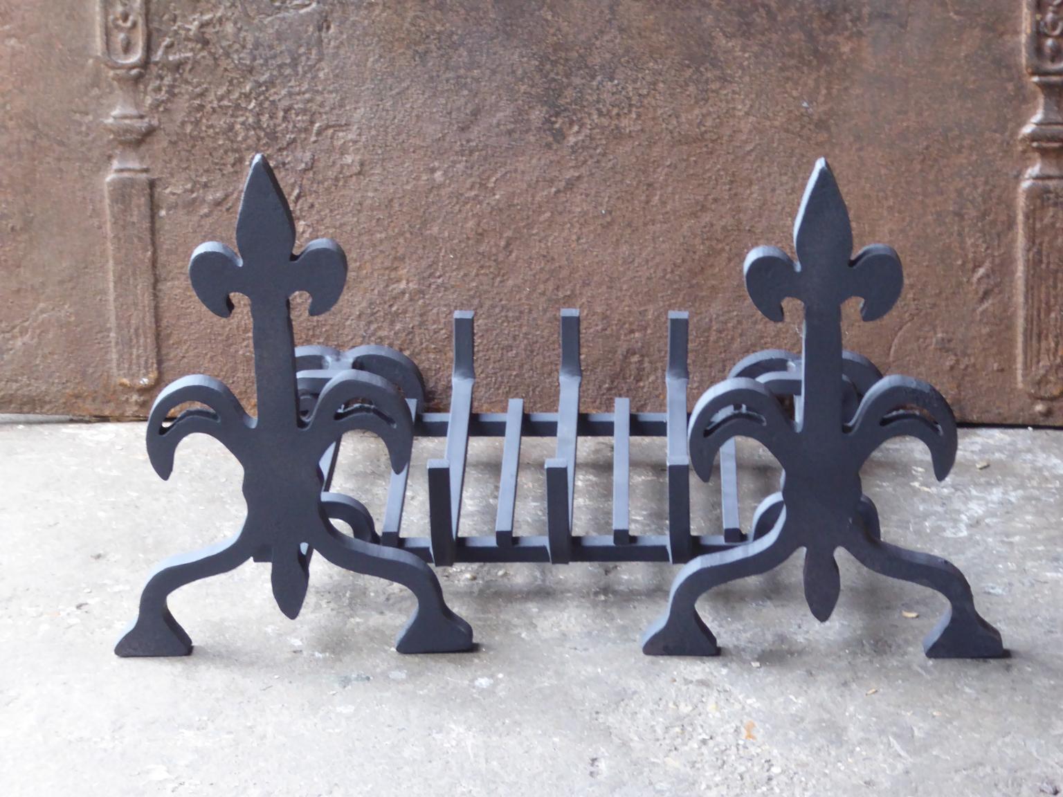 English Victorian style fireplace basket or fire basket. The fireplace grate is made of cast iron and wrought iron. The total width of the front of the grate is 25.6 inch (65.0 cm).

















 
