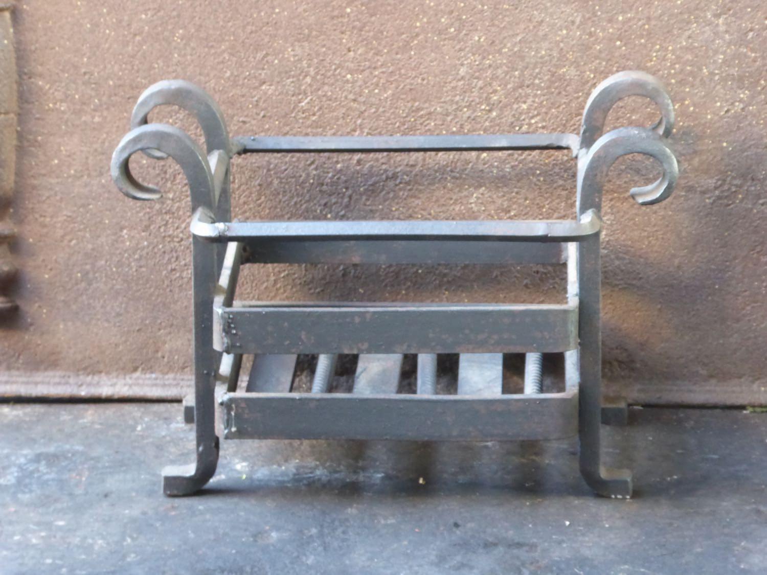 Grille de foyer de style victorien anglais du 17e siècle. Making Works en fer forgé. L'état est bon. 

